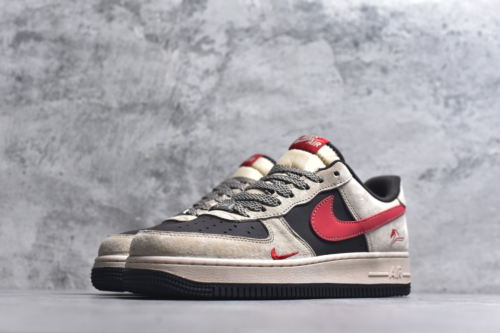 图片[2]-#马年限定海外爆款限量发售！高端定制Nike Air Force 1 \’07 Low “马年限定-浅色卡其” 专为 2026 丙午马年打造的限定款空军板鞋，以福马衔瑞为设计核心，浅卡其磨砂皮 + 亮黑皮革 + 正红织带拼接，鞋侧 Swoosh 采用红黑撞色设计，鞋身点缀红色骏马剪影刺绣，鞋头暗藏迷你红色 Swoosh，金属鞋带孔提升质感，鞋舌与鞋口的红色内衬呼应主题，每一处细节都彰显限定款的精致做工。 货号：XD0028-020 尺码：36 36.5 37.5 38 38.5 39 40 40.5 41 42 42.5 43 44 44.5 45-选品中心