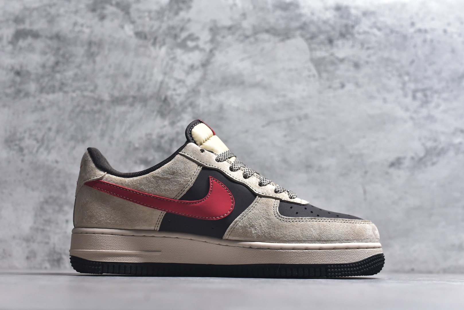 图片[3]-#马年限定海外爆款限量发售！高端定制Nike Air Force 1 \’07 Low “马年限定-浅色卡其” 专为 2026 丙午马年打造的限定款空军板鞋，以福马衔瑞为设计核心，浅卡其磨砂皮 + 亮黑皮革 + 正红织带拼接，鞋侧 Swoosh 采用红黑撞色设计，鞋身点缀红色骏马剪影刺绣，鞋头暗藏迷你红色 Swoosh，金属鞋带孔提升质感，鞋舌与鞋口的红色内衬呼应主题，每一处细节都彰显限定款的精致做工。 货号：XD0028-020 尺码：36 36.5 37.5 38 38.5 39 40 40.5 41 42 42.5 43 44 44.5 45-选品中心