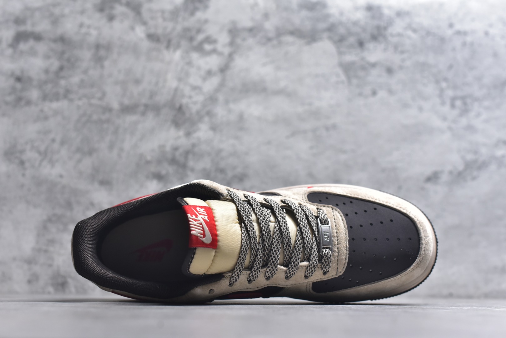 图片[4]-#马年限定海外爆款限量发售！高端定制Nike Air Force 1 \’07 Low “马年限定-浅色卡其” 专为 2026 丙午马年打造的限定款空军板鞋，以福马衔瑞为设计核心，浅卡其磨砂皮 + 亮黑皮革 + 正红织带拼接，鞋侧 Swoosh 采用红黑撞色设计，鞋身点缀红色骏马剪影刺绣，鞋头暗藏迷你红色 Swoosh，金属鞋带孔提升质感，鞋舌与鞋口的红色内衬呼应主题，每一处细节都彰显限定款的精致做工。 货号：XD0028-020 尺码：36 36.5 37.5 38 38.5 39 40 40.5 41 42 42.5 43 44 44.5 45-选品中心