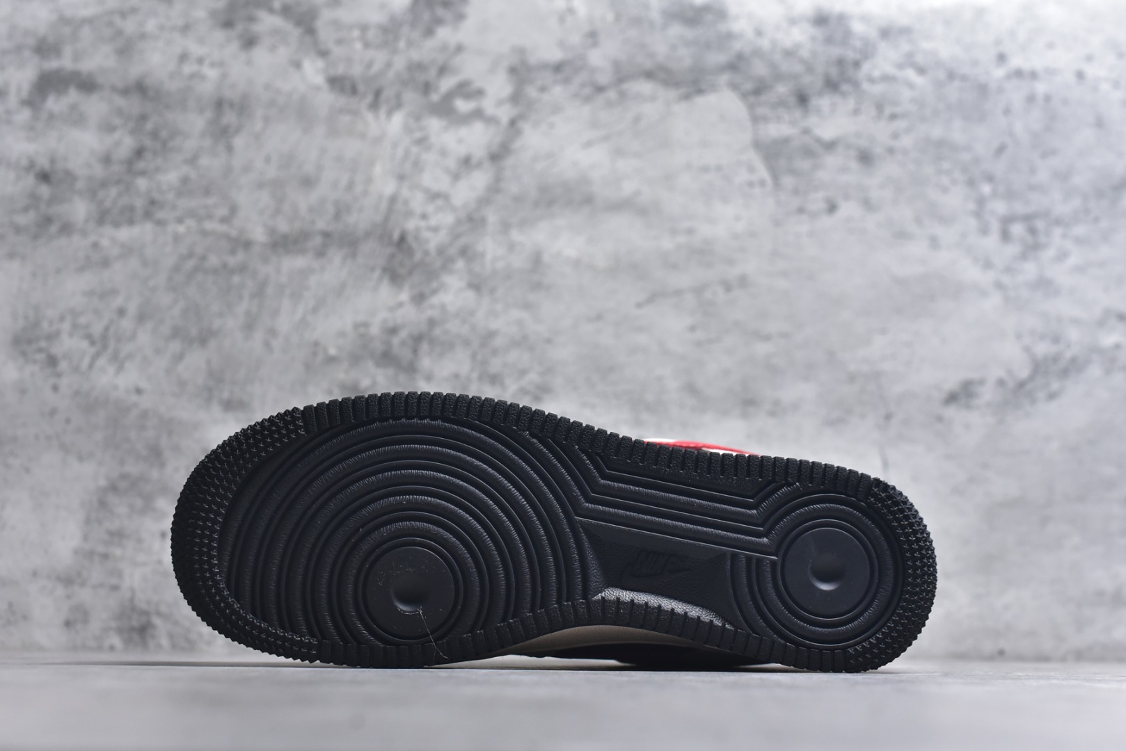 图片[6]-#马年限定海外爆款限量发售！高端定制Nike Air Force 1 \’07 Low “马年限定-浅色卡其” 专为 2026 丙午马年打造的限定款空军板鞋，以福马衔瑞为设计核心，浅卡其磨砂皮 + 亮黑皮革 + 正红织带拼接，鞋侧 Swoosh 采用红黑撞色设计，鞋身点缀红色骏马剪影刺绣，鞋头暗藏迷你红色 Swoosh，金属鞋带孔提升质感，鞋舌与鞋口的红色内衬呼应主题，每一处细节都彰显限定款的精致做工。 货号：XD0028-020 尺码：36 36.5 37.5 38 38.5 39 40 40.5 41 42 42.5 43 44 44.5 45-选品中心