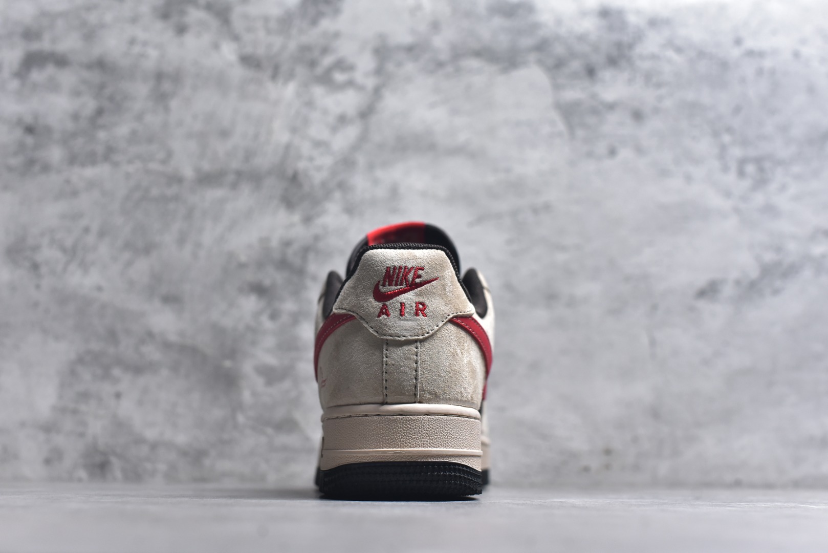 图片[5]-#马年限定海外爆款限量发售！高端定制Nike Air Force 1 \’07 Low “马年限定-浅色卡其” 专为 2026 丙午马年打造的限定款空军板鞋，以福马衔瑞为设计核心，浅卡其磨砂皮 + 亮黑皮革 + 正红织带拼接，鞋侧 Swoosh 采用红黑撞色设计，鞋身点缀红色骏马剪影刺绣，鞋头暗藏迷你红色 Swoosh，金属鞋带孔提升质感，鞋舌与鞋口的红色内衬呼应主题，每一处细节都彰显限定款的精致做工。 货号：XD0028-020 尺码：36 36.5 37.5 38 38.5 39 40 40.5 41 42 42.5 43 44 44.5 45-选品中心