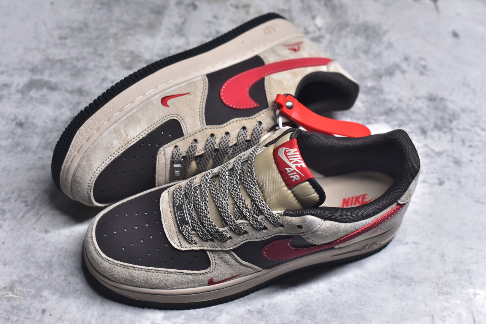 图片[7]-#马年限定海外爆款限量发售！高端定制Nike Air Force 1 \’07 Low “马年限定-浅色卡其” 专为 2026 丙午马年打造的限定款空军板鞋，以福马衔瑞为设计核心，浅卡其磨砂皮 + 亮黑皮革 + 正红织带拼接，鞋侧 Swoosh 采用红黑撞色设计，鞋身点缀红色骏马剪影刺绣，鞋头暗藏迷你红色 Swoosh，金属鞋带孔提升质感，鞋舌与鞋口的红色内衬呼应主题，每一处细节都彰显限定款的精致做工。 货号：XD0028-020 尺码：36 36.5 37.5 38 38.5 39 40 40.5 41 42 42.5 43 44 44.5 45-选品中心