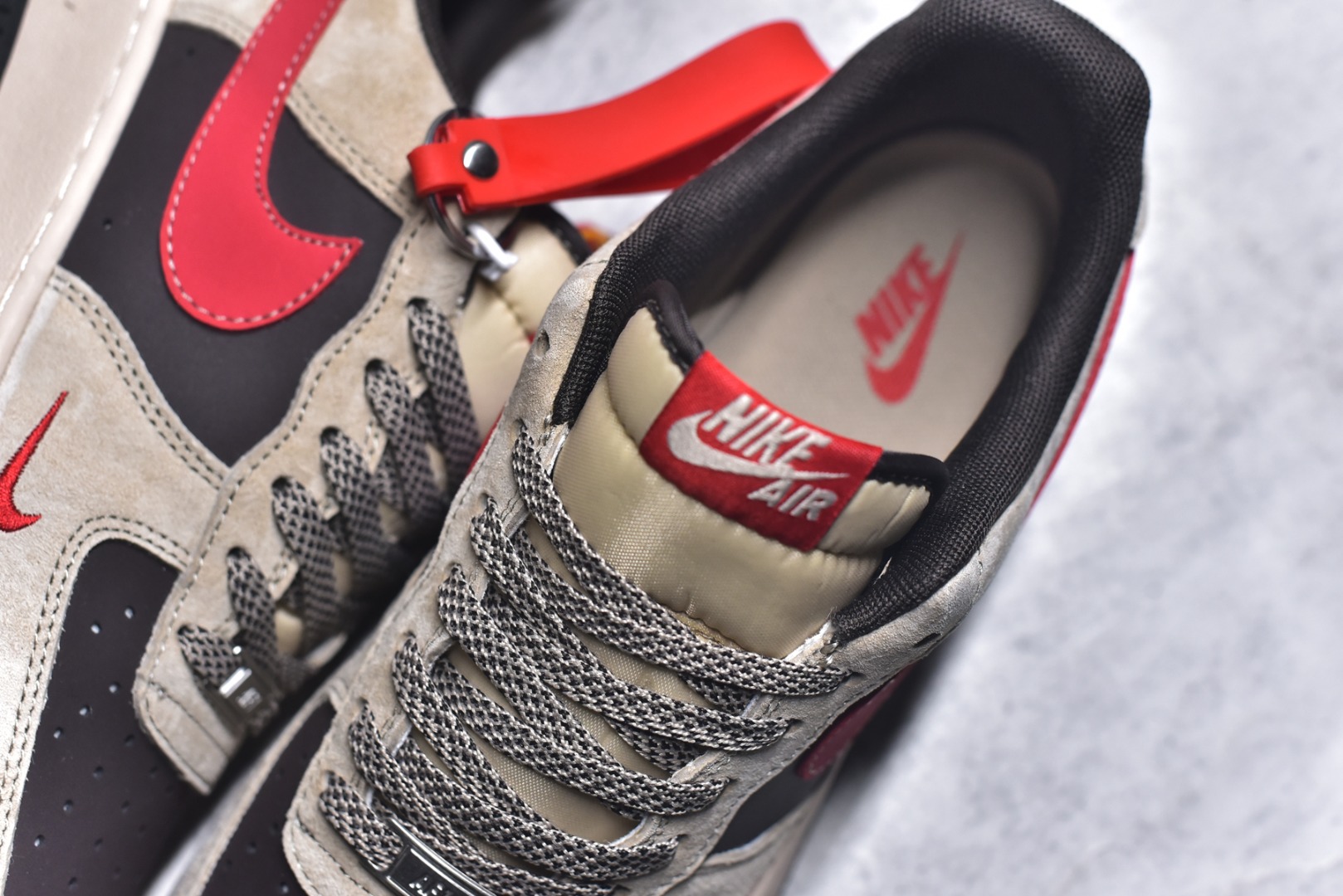 图片[9]-#马年限定海外爆款限量发售！高端定制Nike Air Force 1 \’07 Low “马年限定-浅色卡其” 专为 2026 丙午马年打造的限定款空军板鞋，以福马衔瑞为设计核心，浅卡其磨砂皮 + 亮黑皮革 + 正红织带拼接，鞋侧 Swoosh 采用红黑撞色设计，鞋身点缀红色骏马剪影刺绣，鞋头暗藏迷你红色 Swoosh，金属鞋带孔提升质感，鞋舌与鞋口的红色内衬呼应主题，每一处细节都彰显限定款的精致做工。 货号：XD0028-020 尺码：36 36.5 37.5 38 38.5 39 40 40.5 41 42 42.5 43 44 44.5 45-选品中心