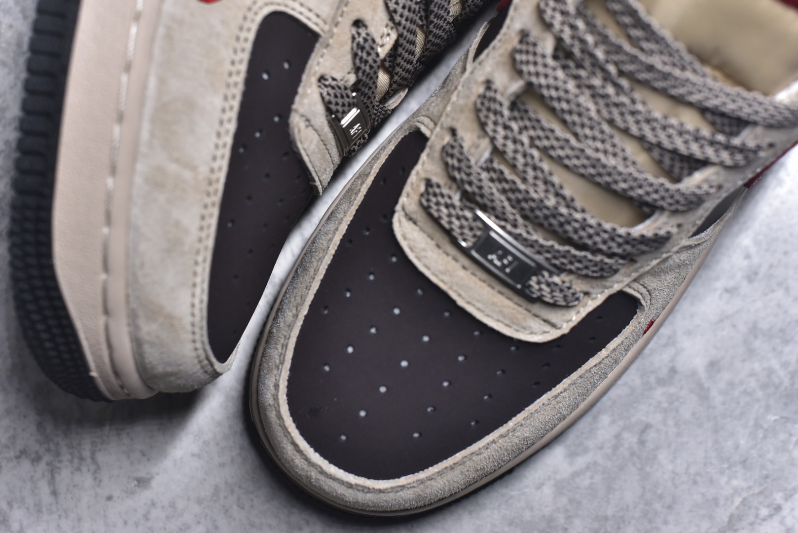 图片[8]-#马年限定海外爆款限量发售！高端定制Nike Air Force 1 \’07 Low “马年限定-浅色卡其” 专为 2026 丙午马年打造的限定款空军板鞋，以福马衔瑞为设计核心，浅卡其磨砂皮 + 亮黑皮革 + 正红织带拼接，鞋侧 Swoosh 采用红黑撞色设计，鞋身点缀红色骏马剪影刺绣，鞋头暗藏迷你红色 Swoosh，金属鞋带孔提升质感，鞋舌与鞋口的红色内衬呼应主题，每一处细节都彰显限定款的精致做工。 货号：XD0028-020 尺码：36 36.5 37.5 38 38.5 39 40 40.5 41 42 42.5 43 44 44.5 45-选品中心