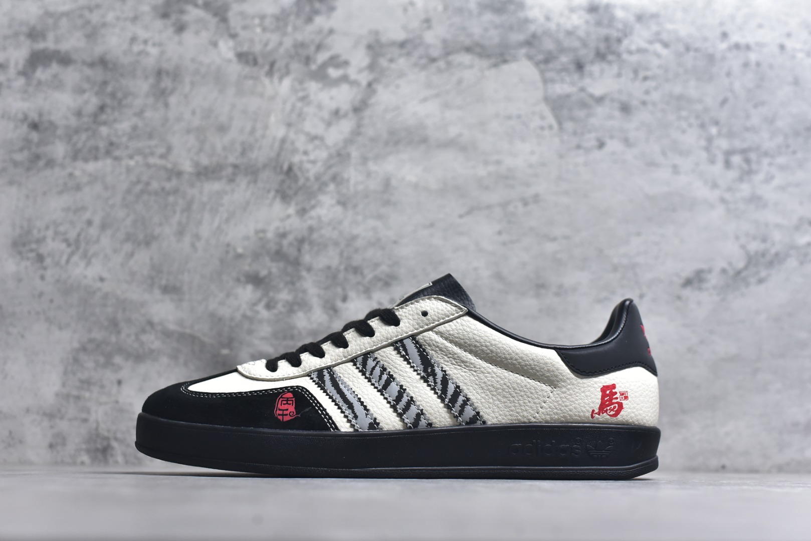 #马年新款海外定制限量发售 Adidas Originals GAZELLE INDOOR“马年联名限定-黑白斑马”专为 2026 丙午马年打造的限定德训鞋，延续 adidas 经典板鞋版型，经典三道杠升级为黑白斑马纹织带，在米白荔枝纹皮革的衬托下更具视觉冲击力，荔枝皮鞋面柔软亲肤，橡胶防滑大底稳当贴脚 货号：ZH2599 尺码：36 36.5 37.5 38 38.5 39 40 40.5 41 42 42.5 43 44 44.5 45-选品中心