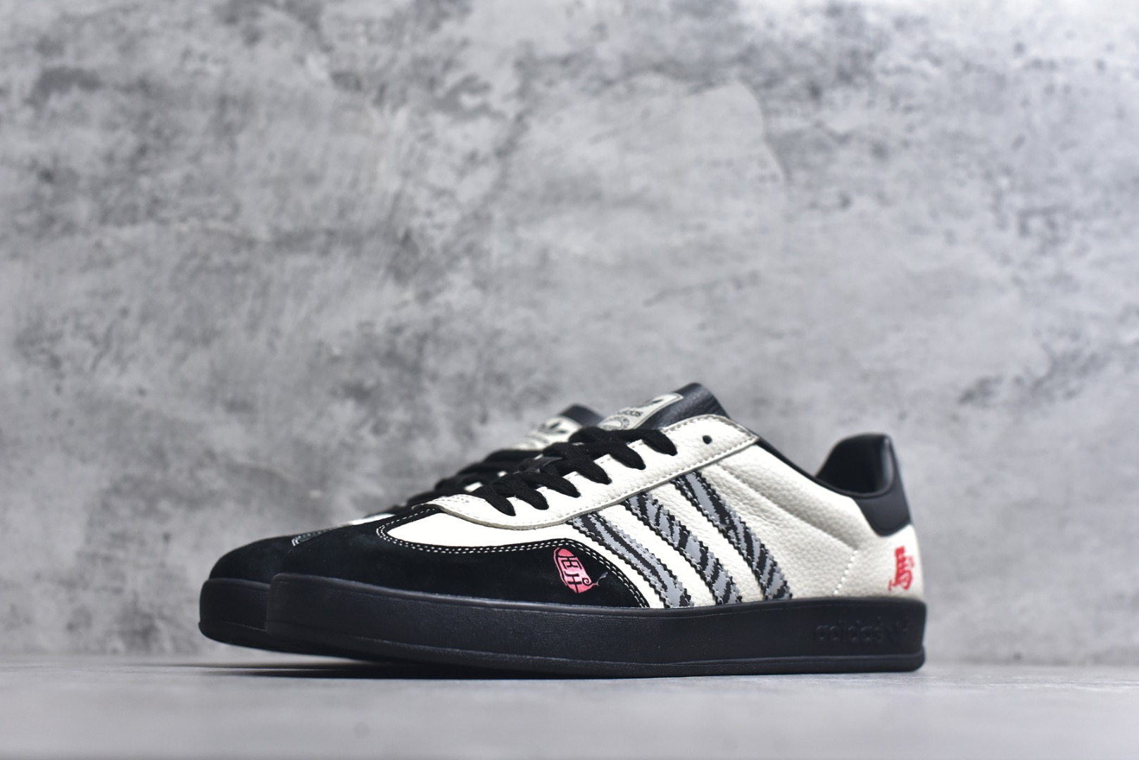 图片[2]-#马年新款海外定制限量发售 Adidas Originals GAZELLE INDOOR“马年联名限定-黑白斑马”专为 2026 丙午马年打造的限定德训鞋，延续 adidas 经典板鞋版型，经典三道杠升级为黑白斑马纹织带，在米白荔枝纹皮革的衬托下更具视觉冲击力，荔枝皮鞋面柔软亲肤，橡胶防滑大底稳当贴脚 货号：ZH2599 尺码：36 36.5 37.5 38 38.5 39 40 40.5 41 42 42.5 43 44 44.5 45-选品中心