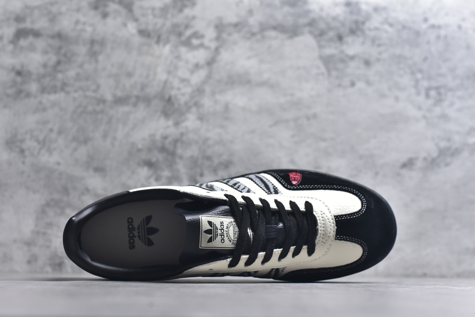 图片[4]-#马年新款海外定制限量发售 Adidas Originals GAZELLE INDOOR“马年联名限定-黑白斑马”专为 2026 丙午马年打造的限定德训鞋，延续 adidas 经典板鞋版型，经典三道杠升级为黑白斑马纹织带，在米白荔枝纹皮革的衬托下更具视觉冲击力，荔枝皮鞋面柔软亲肤，橡胶防滑大底稳当贴脚 货号：ZH2599 尺码：36 36.5 37.5 38 38.5 39 40 40.5 41 42 42.5 43 44 44.5 45-选品中心