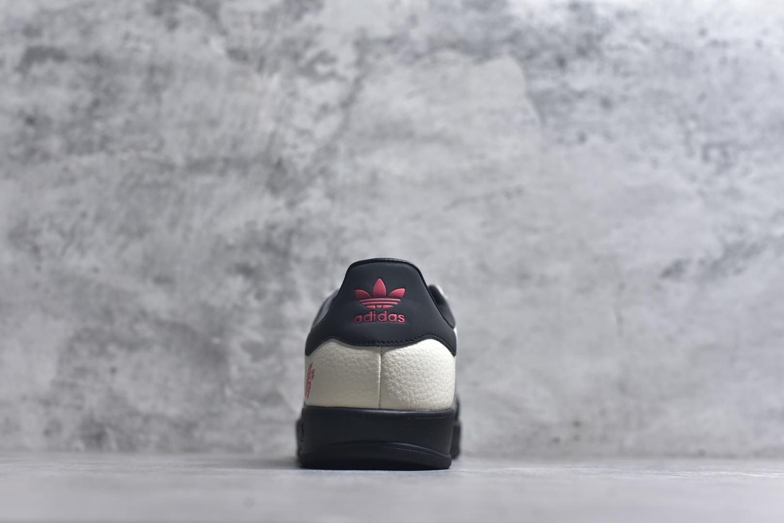 图片[5]-#马年新款海外定制限量发售 Adidas Originals GAZELLE INDOOR“马年联名限定-黑白斑马”专为 2026 丙午马年打造的限定德训鞋，延续 adidas 经典板鞋版型，经典三道杠升级为黑白斑马纹织带，在米白荔枝纹皮革的衬托下更具视觉冲击力，荔枝皮鞋面柔软亲肤，橡胶防滑大底稳当贴脚 货号：ZH2599 尺码：36 36.5 37.5 38 38.5 39 40 40.5 41 42 42.5 43 44 44.5 45-选品中心