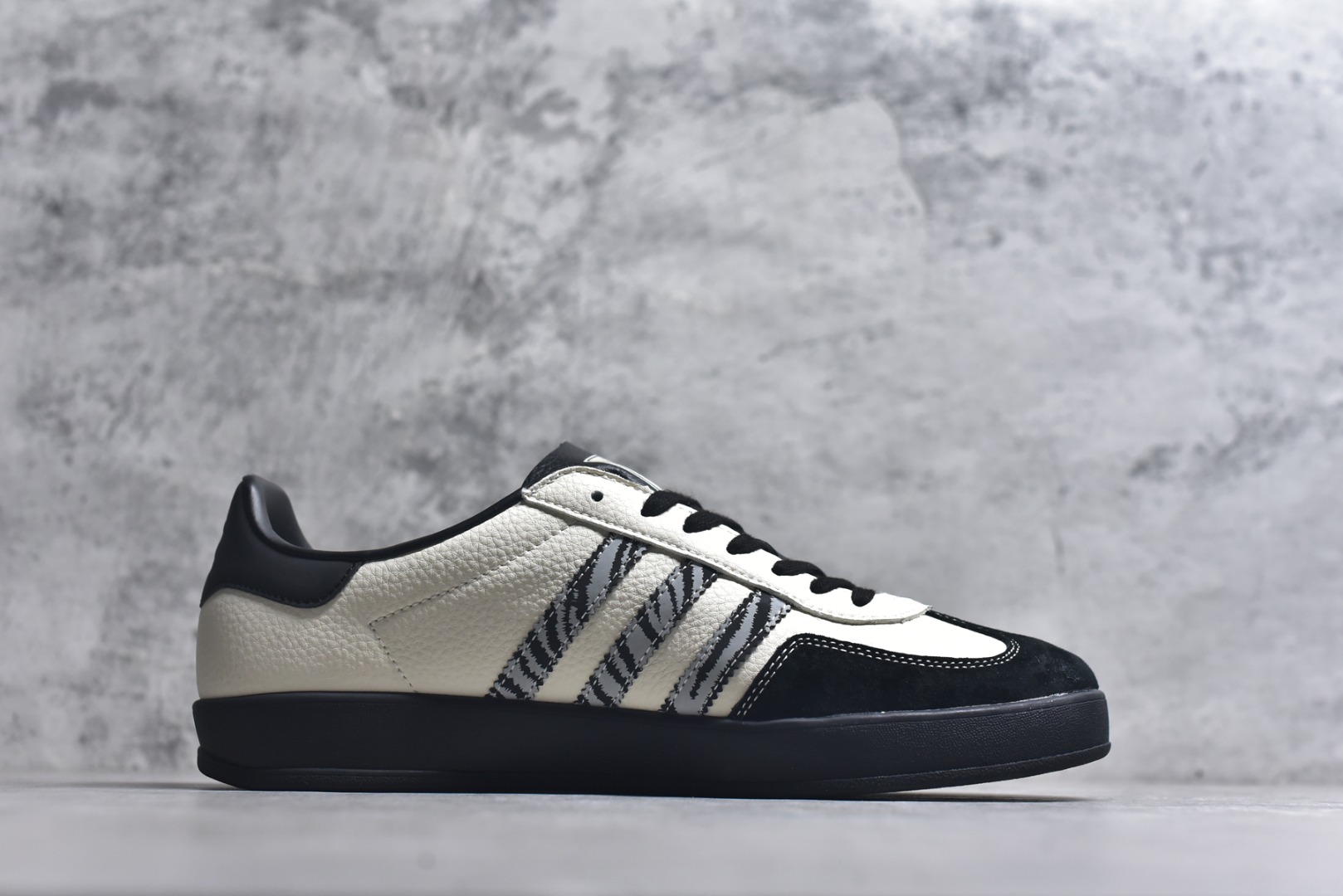 图片[3]-#马年新款海外定制限量发售 Adidas Originals GAZELLE INDOOR“马年联名限定-黑白斑马”专为 2026 丙午马年打造的限定德训鞋，延续 adidas 经典板鞋版型，经典三道杠升级为黑白斑马纹织带，在米白荔枝纹皮革的衬托下更具视觉冲击力，荔枝皮鞋面柔软亲肤，橡胶防滑大底稳当贴脚 货号：ZH2599 尺码：36 36.5 37.5 38 38.5 39 40 40.5 41 42 42.5 43 44 44.5 45-选品中心