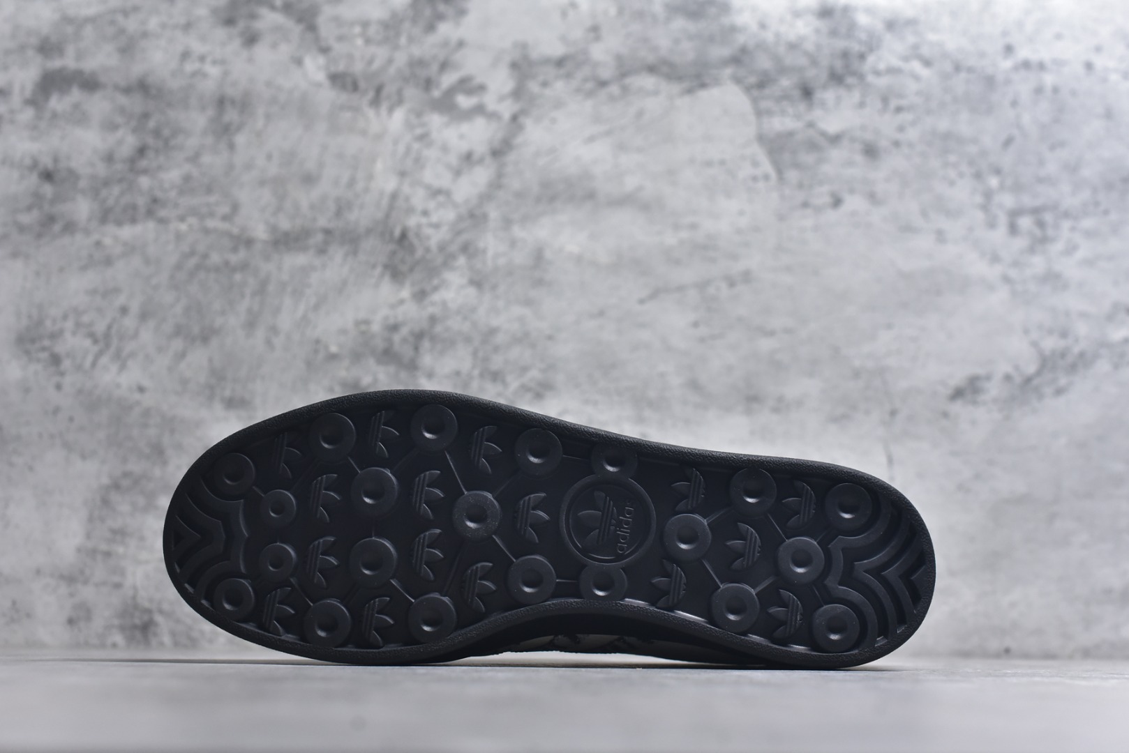 图片[6]-#马年新款海外定制限量发售 Adidas Originals GAZELLE INDOOR“马年联名限定-黑白斑马”专为 2026 丙午马年打造的限定德训鞋，延续 adidas 经典板鞋版型，经典三道杠升级为黑白斑马纹织带，在米白荔枝纹皮革的衬托下更具视觉冲击力，荔枝皮鞋面柔软亲肤，橡胶防滑大底稳当贴脚 货号：ZH2599 尺码：36 36.5 37.5 38 38.5 39 40 40.5 41 42 42.5 43 44 44.5 45-选品中心