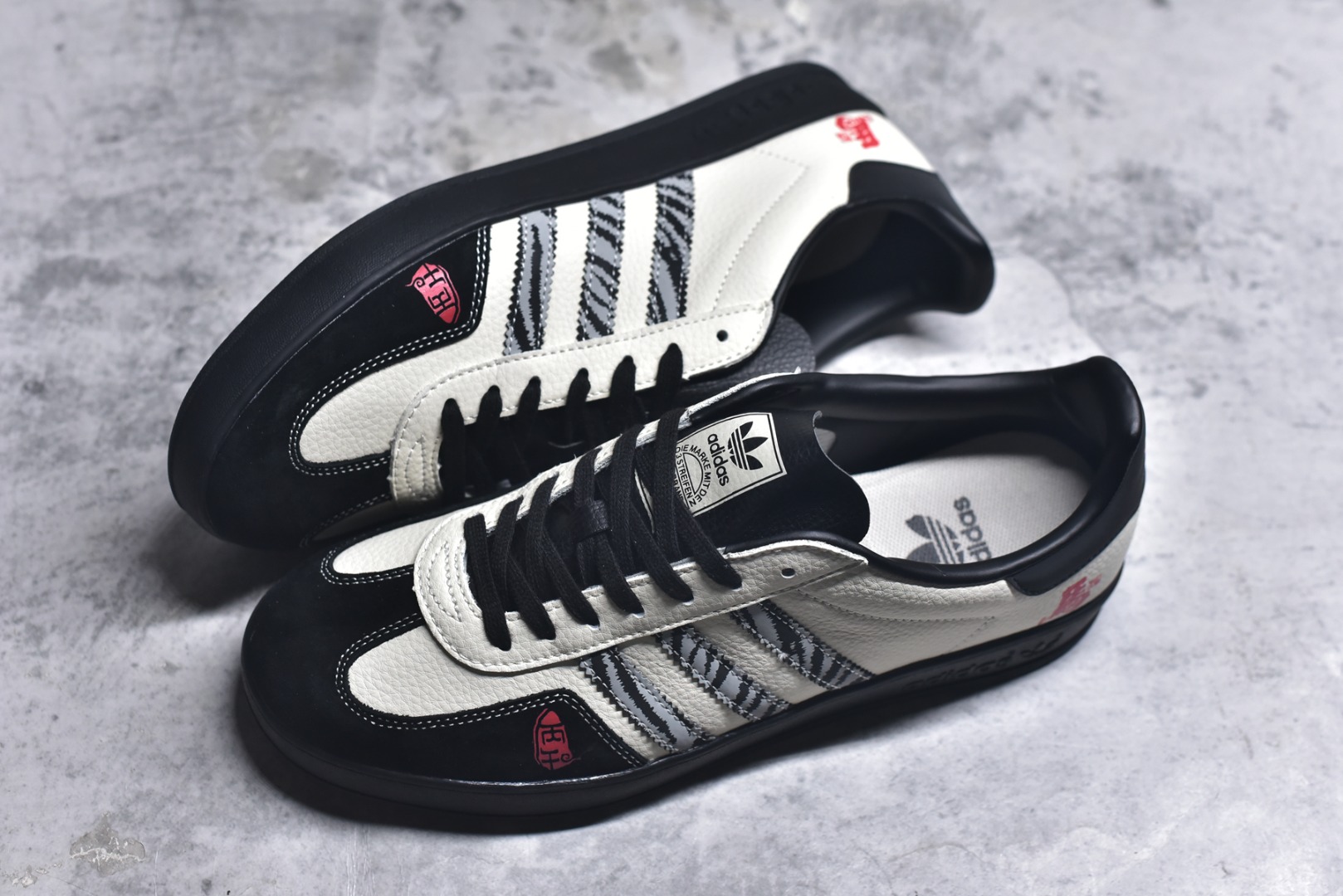 图片[7]-#马年新款海外定制限量发售 Adidas Originals GAZELLE INDOOR“马年联名限定-黑白斑马”专为 2026 丙午马年打造的限定德训鞋，延续 adidas 经典板鞋版型，经典三道杠升级为黑白斑马纹织带，在米白荔枝纹皮革的衬托下更具视觉冲击力，荔枝皮鞋面柔软亲肤，橡胶防滑大底稳当贴脚 货号：ZH2599 尺码：36 36.5 37.5 38 38.5 39 40 40.5 41 42 42.5 43 44 44.5 45-选品中心