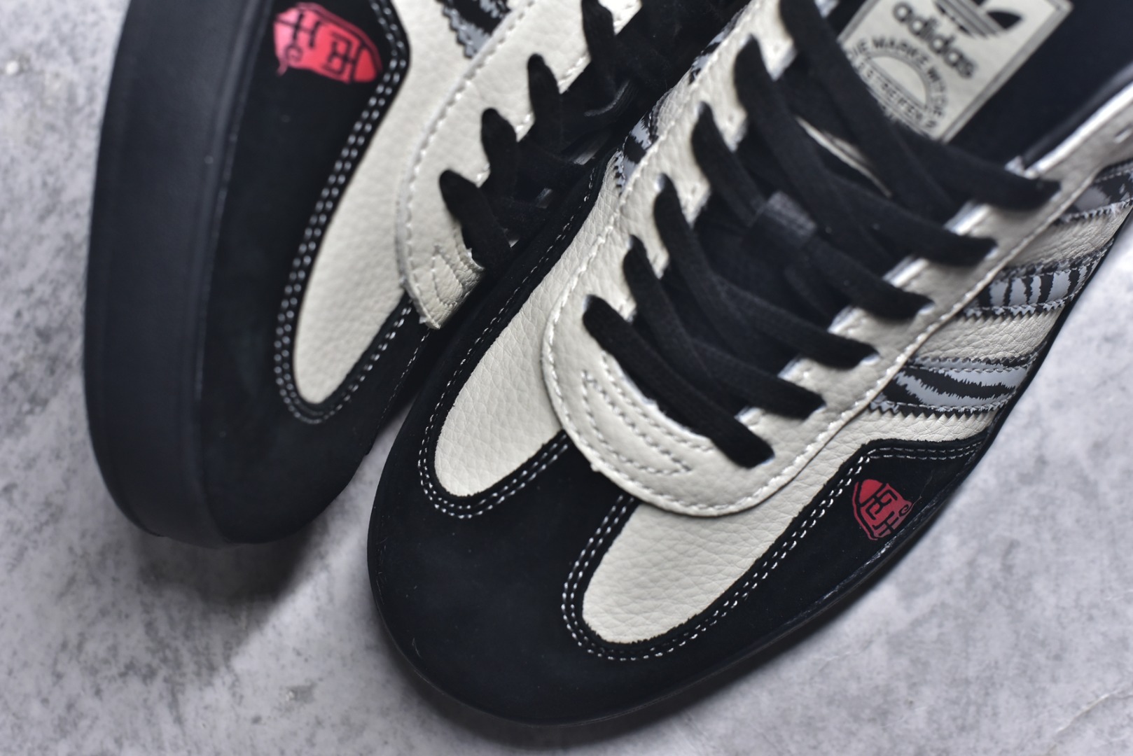 图片[8]-#马年新款海外定制限量发售 Adidas Originals GAZELLE INDOOR“马年联名限定-黑白斑马”专为 2026 丙午马年打造的限定德训鞋，延续 adidas 经典板鞋版型，经典三道杠升级为黑白斑马纹织带，在米白荔枝纹皮革的衬托下更具视觉冲击力，荔枝皮鞋面柔软亲肤，橡胶防滑大底稳当贴脚 货号：ZH2599 尺码：36 36.5 37.5 38 38.5 39 40 40.5 41 42 42.5 43 44 44.5 45-选品中心