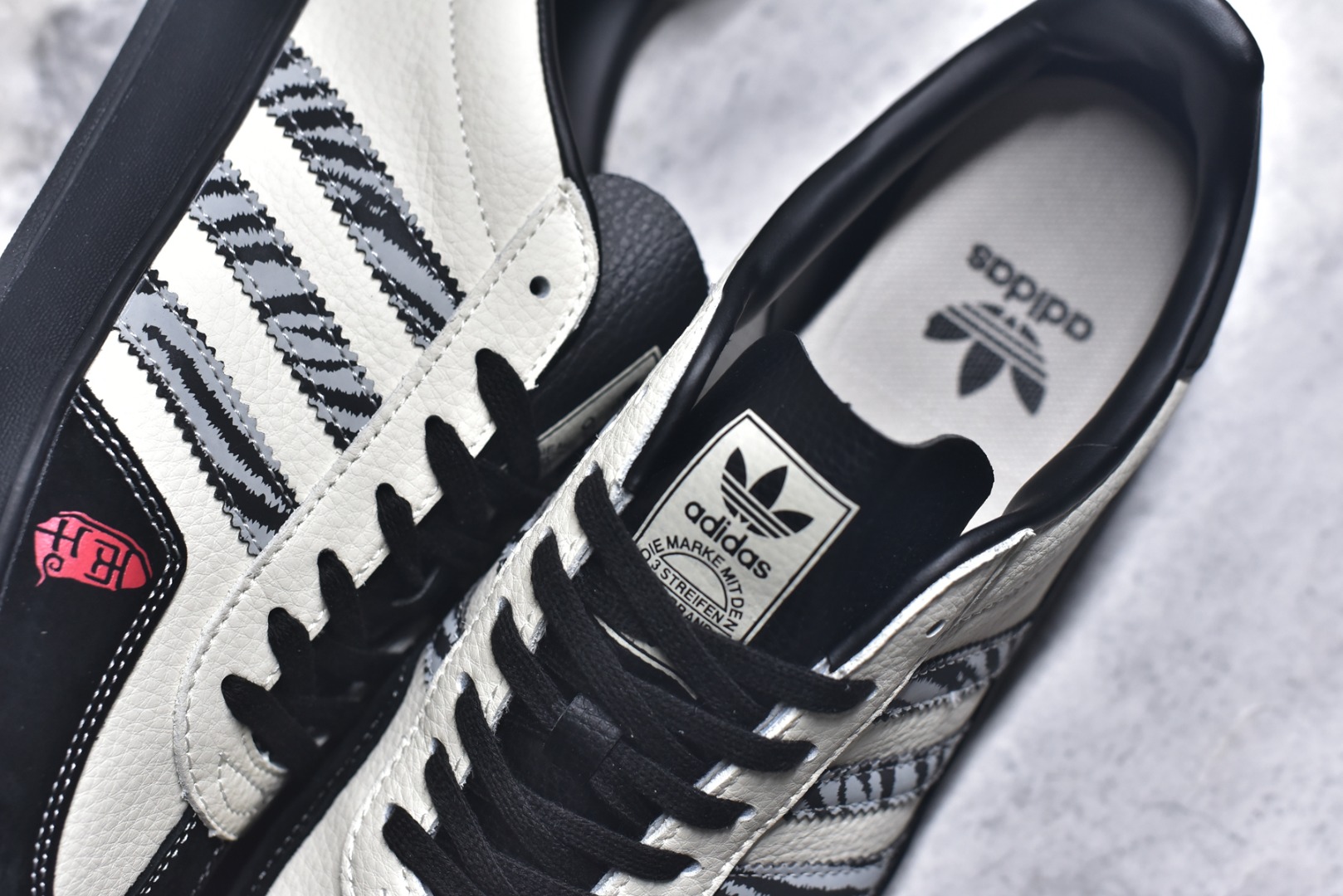 图片[9]-#马年新款海外定制限量发售 Adidas Originals GAZELLE INDOOR“马年联名限定-黑白斑马”专为 2026 丙午马年打造的限定德训鞋，延续 adidas 经典板鞋版型，经典三道杠升级为黑白斑马纹织带，在米白荔枝纹皮革的衬托下更具视觉冲击力，荔枝皮鞋面柔软亲肤，橡胶防滑大底稳当贴脚 货号：ZH2599 尺码：36 36.5 37.5 38 38.5 39 40 40.5 41 42 42.5 43 44 44.5 45-选品中心