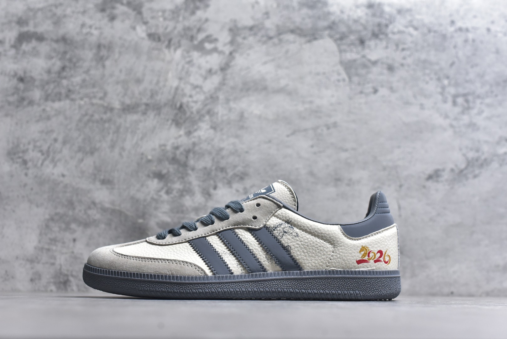 #马年新款海外定制限量发售 Adidas Originals SAMBA OG“马年联名限定-雾灰”专为 2026 丙午马年打造的限定德训鞋，以雾灰雅韵 + 生肖瑞气为设计核心，鞋身主体为米白磨砂皮，搭配雾灰三道杠、鞋尾及外底，雾灰编织鞋带与鞋身配色完美契合，鞋头微翘设计减少行走挤压，荔枝皮鞋面柔软亲肤，橡胶防滑大底稳当贴脚 货号：ZH2591 尺码：36 36.5 37.5 38 38.5 39 40 40.5 41 42 42.5 43 44 44.5 45-选品中心