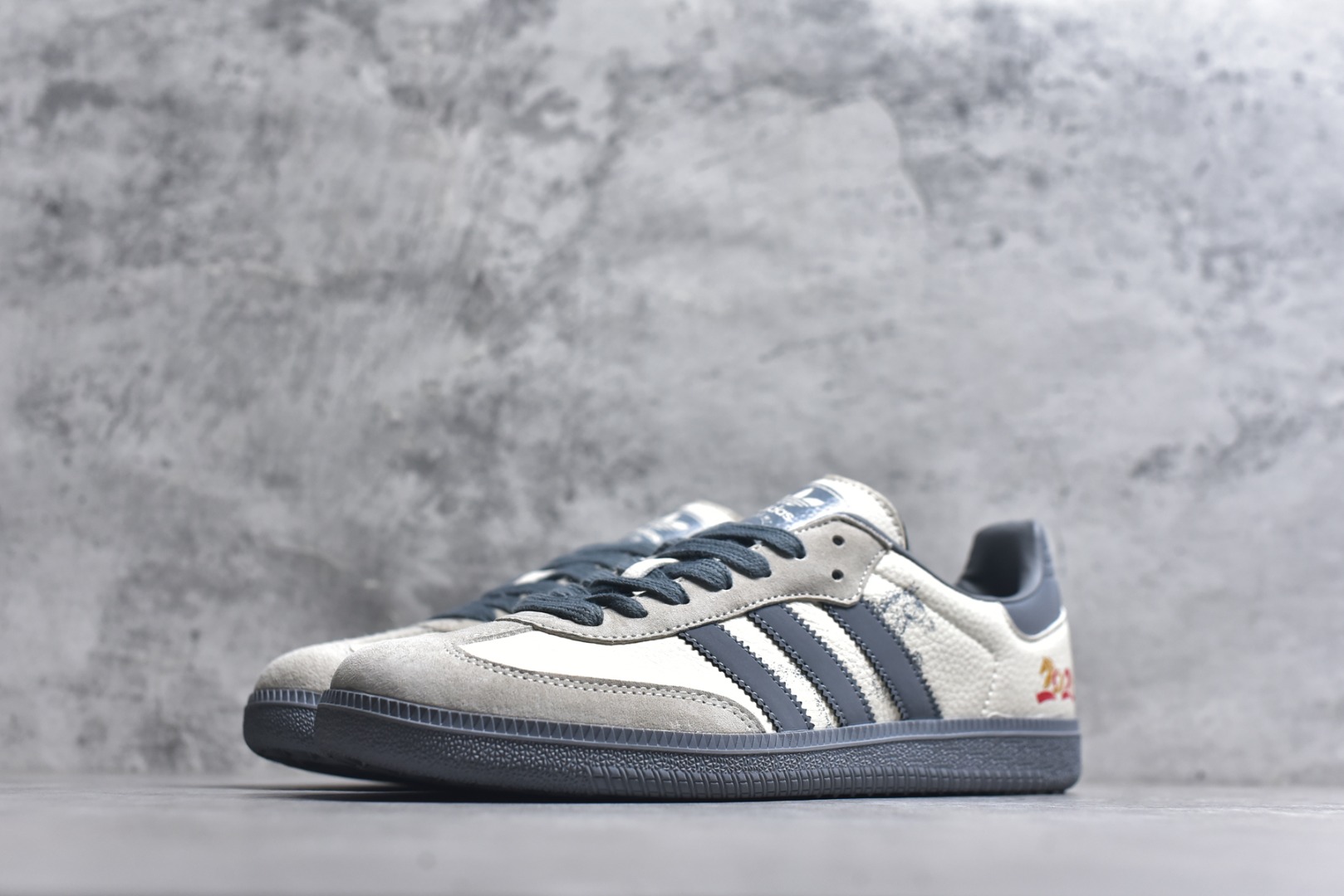 图片[2]-#马年新款海外定制限量发售 Adidas Originals SAMBA OG“马年联名限定-雾灰”专为 2026 丙午马年打造的限定德训鞋，以雾灰雅韵 + 生肖瑞气为设计核心，鞋身主体为米白磨砂皮，搭配雾灰三道杠、鞋尾及外底，雾灰编织鞋带与鞋身配色完美契合，鞋头微翘设计减少行走挤压，荔枝皮鞋面柔软亲肤，橡胶防滑大底稳当贴脚 货号：ZH2591 尺码：36 36.5 37.5 38 38.5 39 40 40.5 41 42 42.5 43 44 44.5 45-选品中心
