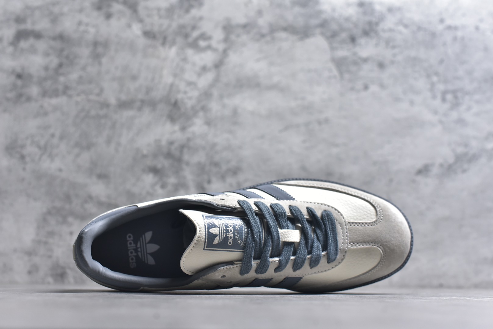 图片[4]-#马年新款海外定制限量发售 Adidas Originals SAMBA OG“马年联名限定-雾灰”专为 2026 丙午马年打造的限定德训鞋，以雾灰雅韵 + 生肖瑞气为设计核心，鞋身主体为米白磨砂皮，搭配雾灰三道杠、鞋尾及外底，雾灰编织鞋带与鞋身配色完美契合，鞋头微翘设计减少行走挤压，荔枝皮鞋面柔软亲肤，橡胶防滑大底稳当贴脚 货号：ZH2591 尺码：36 36.5 37.5 38 38.5 39 40 40.5 41 42 42.5 43 44 44.5 45-选品中心