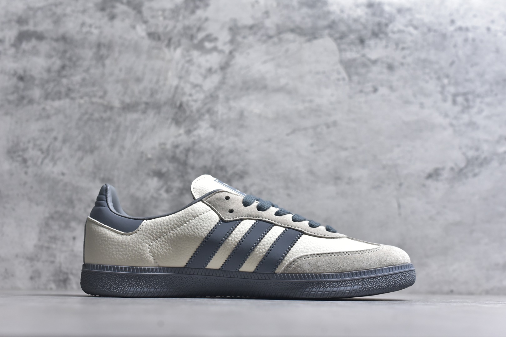 图片[3]-#马年新款海外定制限量发售 Adidas Originals SAMBA OG“马年联名限定-雾灰”专为 2026 丙午马年打造的限定德训鞋，以雾灰雅韵 + 生肖瑞气为设计核心，鞋身主体为米白磨砂皮，搭配雾灰三道杠、鞋尾及外底，雾灰编织鞋带与鞋身配色完美契合，鞋头微翘设计减少行走挤压，荔枝皮鞋面柔软亲肤，橡胶防滑大底稳当贴脚 货号：ZH2591 尺码：36 36.5 37.5 38 38.5 39 40 40.5 41 42 42.5 43 44 44.5 45-选品中心