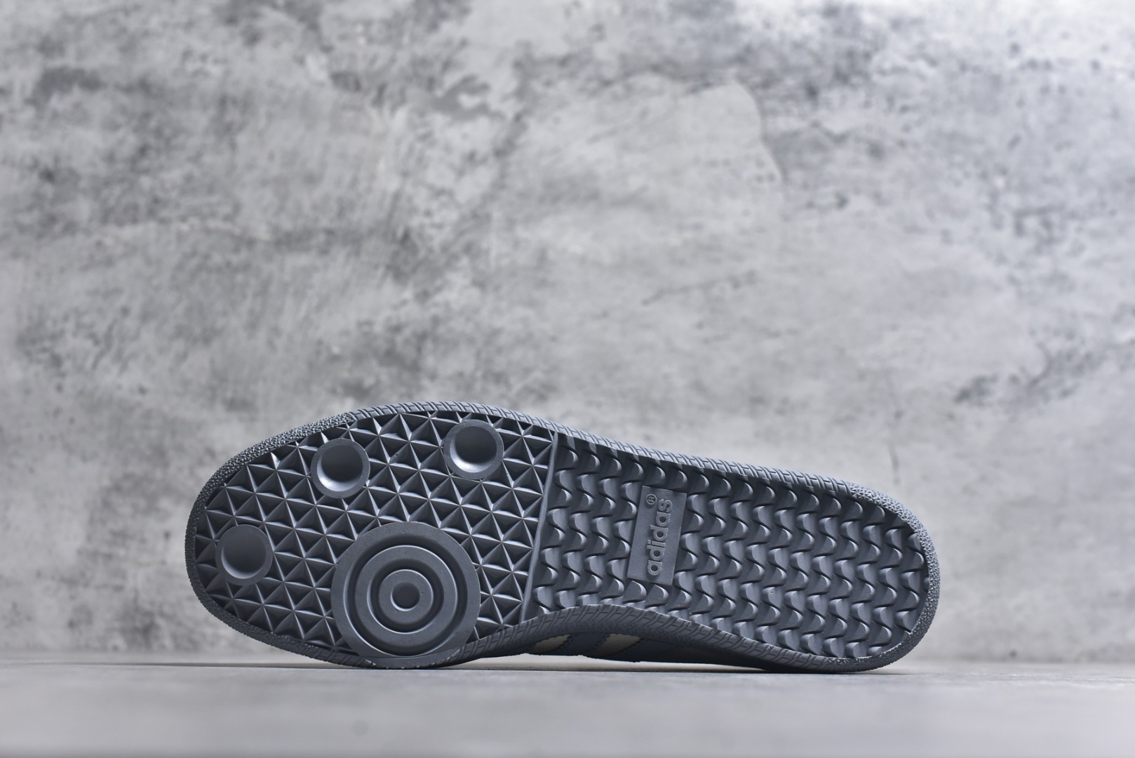 图片[6]-#马年新款海外定制限量发售 Adidas Originals SAMBA OG“马年联名限定-雾灰”专为 2026 丙午马年打造的限定德训鞋，以雾灰雅韵 + 生肖瑞气为设计核心，鞋身主体为米白磨砂皮，搭配雾灰三道杠、鞋尾及外底，雾灰编织鞋带与鞋身配色完美契合，鞋头微翘设计减少行走挤压，荔枝皮鞋面柔软亲肤，橡胶防滑大底稳当贴脚 货号：ZH2591 尺码：36 36.5 37.5 38 38.5 39 40 40.5 41 42 42.5 43 44 44.5 45-选品中心