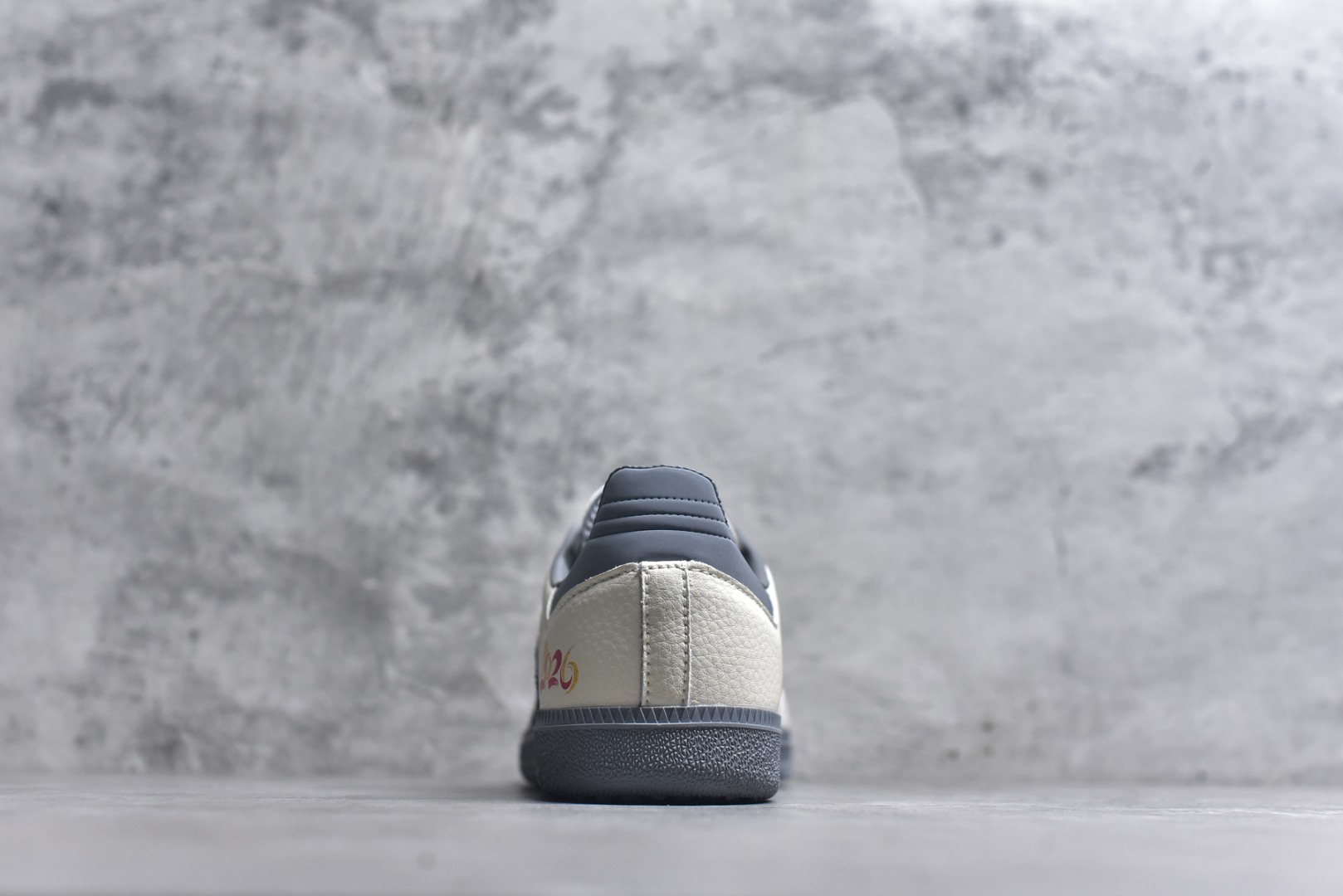 图片[5]-#马年新款海外定制限量发售 Adidas Originals SAMBA OG“马年联名限定-雾灰”专为 2026 丙午马年打造的限定德训鞋，以雾灰雅韵 + 生肖瑞气为设计核心，鞋身主体为米白磨砂皮，搭配雾灰三道杠、鞋尾及外底，雾灰编织鞋带与鞋身配色完美契合，鞋头微翘设计减少行走挤压，荔枝皮鞋面柔软亲肤，橡胶防滑大底稳当贴脚 货号：ZH2591 尺码：36 36.5 37.5 38 38.5 39 40 40.5 41 42 42.5 43 44 44.5 45-选品中心