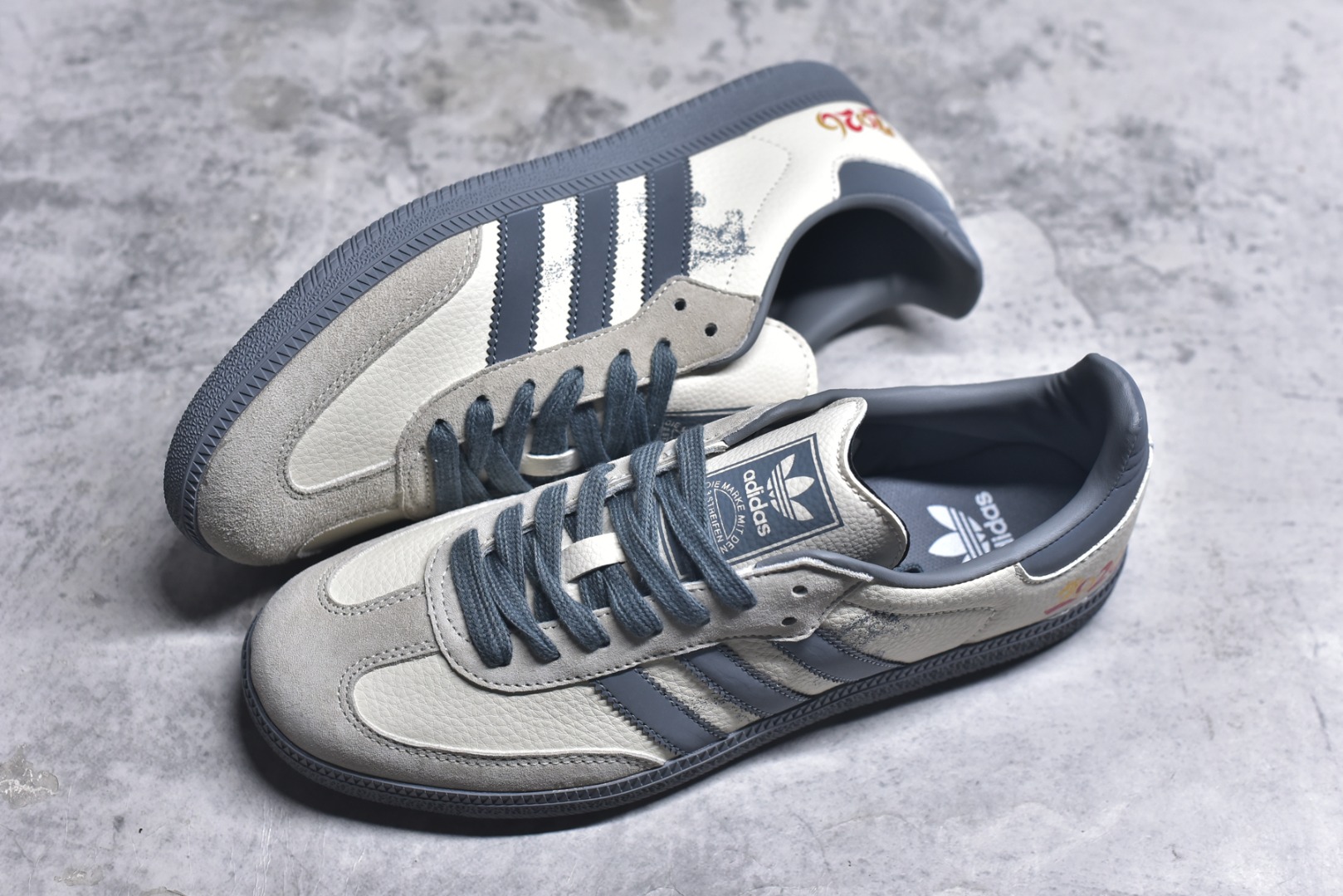 图片[7]-#马年新款海外定制限量发售 Adidas Originals SAMBA OG“马年联名限定-雾灰”专为 2026 丙午马年打造的限定德训鞋，以雾灰雅韵 + 生肖瑞气为设计核心，鞋身主体为米白磨砂皮，搭配雾灰三道杠、鞋尾及外底，雾灰编织鞋带与鞋身配色完美契合，鞋头微翘设计减少行走挤压，荔枝皮鞋面柔软亲肤，橡胶防滑大底稳当贴脚 货号：ZH2591 尺码：36 36.5 37.5 38 38.5 39 40 40.5 41 42 42.5 43 44 44.5 45-选品中心