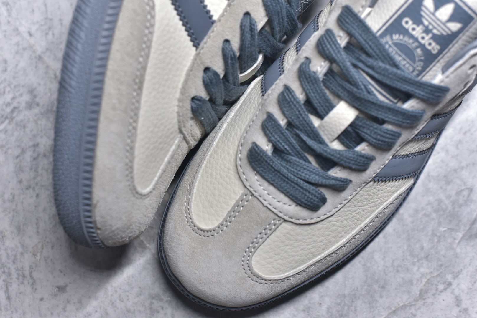 图片[8]-#马年新款海外定制限量发售 Adidas Originals SAMBA OG“马年联名限定-雾灰”专为 2026 丙午马年打造的限定德训鞋，以雾灰雅韵 + 生肖瑞气为设计核心，鞋身主体为米白磨砂皮，搭配雾灰三道杠、鞋尾及外底，雾灰编织鞋带与鞋身配色完美契合，鞋头微翘设计减少行走挤压，荔枝皮鞋面柔软亲肤，橡胶防滑大底稳当贴脚 货号：ZH2591 尺码：36 36.5 37.5 38 38.5 39 40 40.5 41 42 42.5 43 44 44.5 45-选品中心