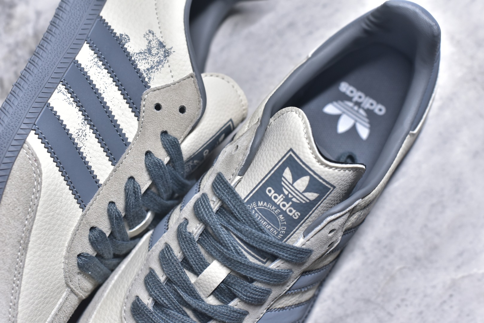 图片[9]-#马年新款海外定制限量发售 Adidas Originals SAMBA OG“马年联名限定-雾灰”专为 2026 丙午马年打造的限定德训鞋，以雾灰雅韵 + 生肖瑞气为设计核心，鞋身主体为米白磨砂皮，搭配雾灰三道杠、鞋尾及外底，雾灰编织鞋带与鞋身配色完美契合，鞋头微翘设计减少行走挤压，荔枝皮鞋面柔软亲肤，橡胶防滑大底稳当贴脚 货号：ZH2591 尺码：36 36.5 37.5 38 38.5 39 40 40.5 41 42 42.5 43 44 44.5 45-选品中心