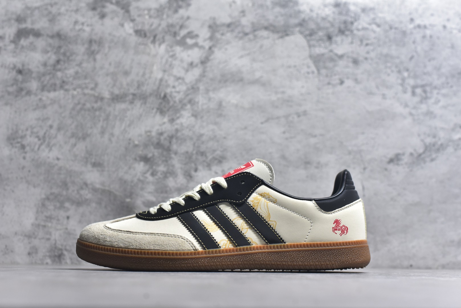 #马年新款海外定制限量发售 Adidas Originals SAMBA OG“马年联名限定-复古黑金”专为 2026 丙午马年打造的限定德训鞋，以复古生胶 + 生肖祥瑞为核心，经典三道杠采用黑金撞色织带，表面印有金色骏马奔腾纹样，线条流畅立体，鞋尾点缀红色骏马剪影刺绣，鞋舌处暗藏红色生肖标识，荔枝皮鞋面柔软亲肤，橡胶防滑大底稳当贴脚 货号：LX0907 尺码：36 36.5 37.5 38 38.5 39 40 40.5 41 42 42.5 43 44 44.5 45-选品中心