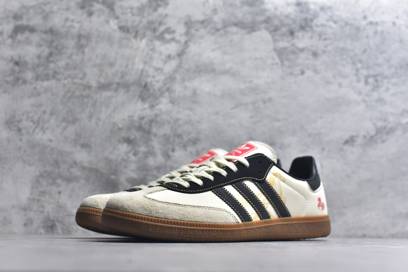 图片[2]-#马年新款海外定制限量发售 Adidas Originals SAMBA OG“马年联名限定-复古黑金”专为 2026 丙午马年打造的限定德训鞋，以复古生胶 + 生肖祥瑞为核心，经典三道杠采用黑金撞色织带，表面印有金色骏马奔腾纹样，线条流畅立体，鞋尾点缀红色骏马剪影刺绣，鞋舌处暗藏红色生肖标识，荔枝皮鞋面柔软亲肤，橡胶防滑大底稳当贴脚 货号：LX0907 尺码：36 36.5 37.5 38 38.5 39 40 40.5 41 42 42.5 43 44 44.5 45-选品中心