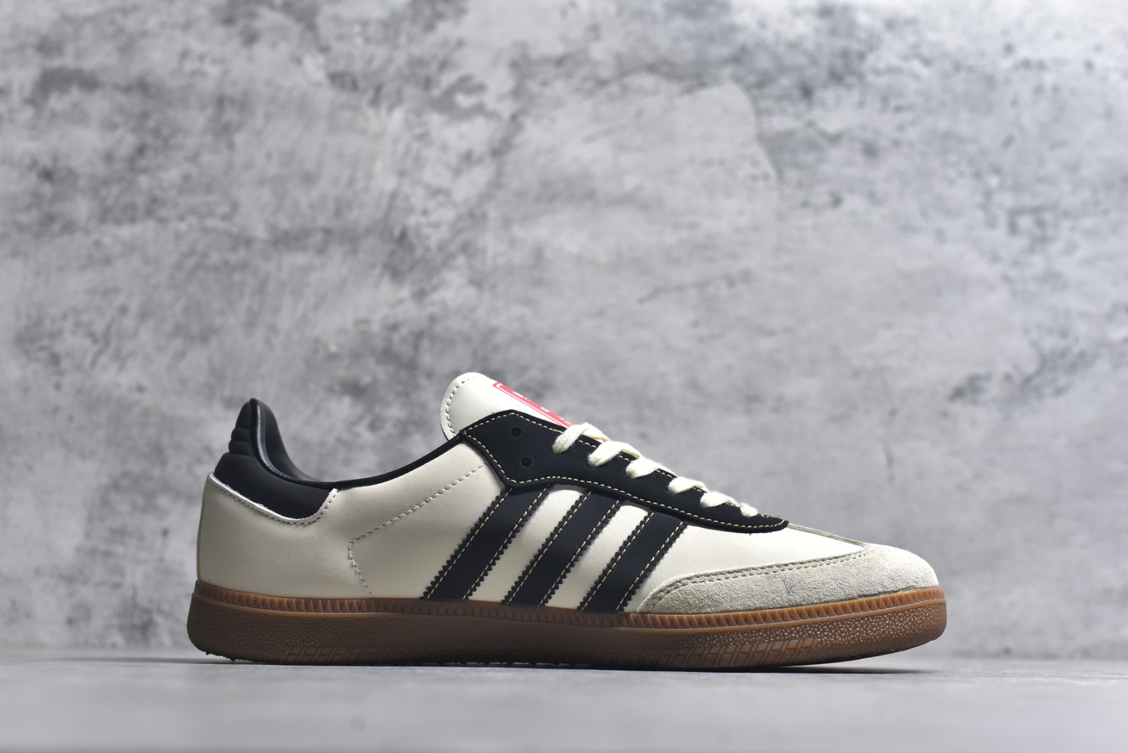 图片[3]-#马年新款海外定制限量发售 Adidas Originals SAMBA OG“马年联名限定-复古黑金”专为 2026 丙午马年打造的限定德训鞋，以复古生胶 + 生肖祥瑞为核心，经典三道杠采用黑金撞色织带，表面印有金色骏马奔腾纹样，线条流畅立体，鞋尾点缀红色骏马剪影刺绣，鞋舌处暗藏红色生肖标识，荔枝皮鞋面柔软亲肤，橡胶防滑大底稳当贴脚 货号：LX0907 尺码：36 36.5 37.5 38 38.5 39 40 40.5 41 42 42.5 43 44 44.5 45-选品中心