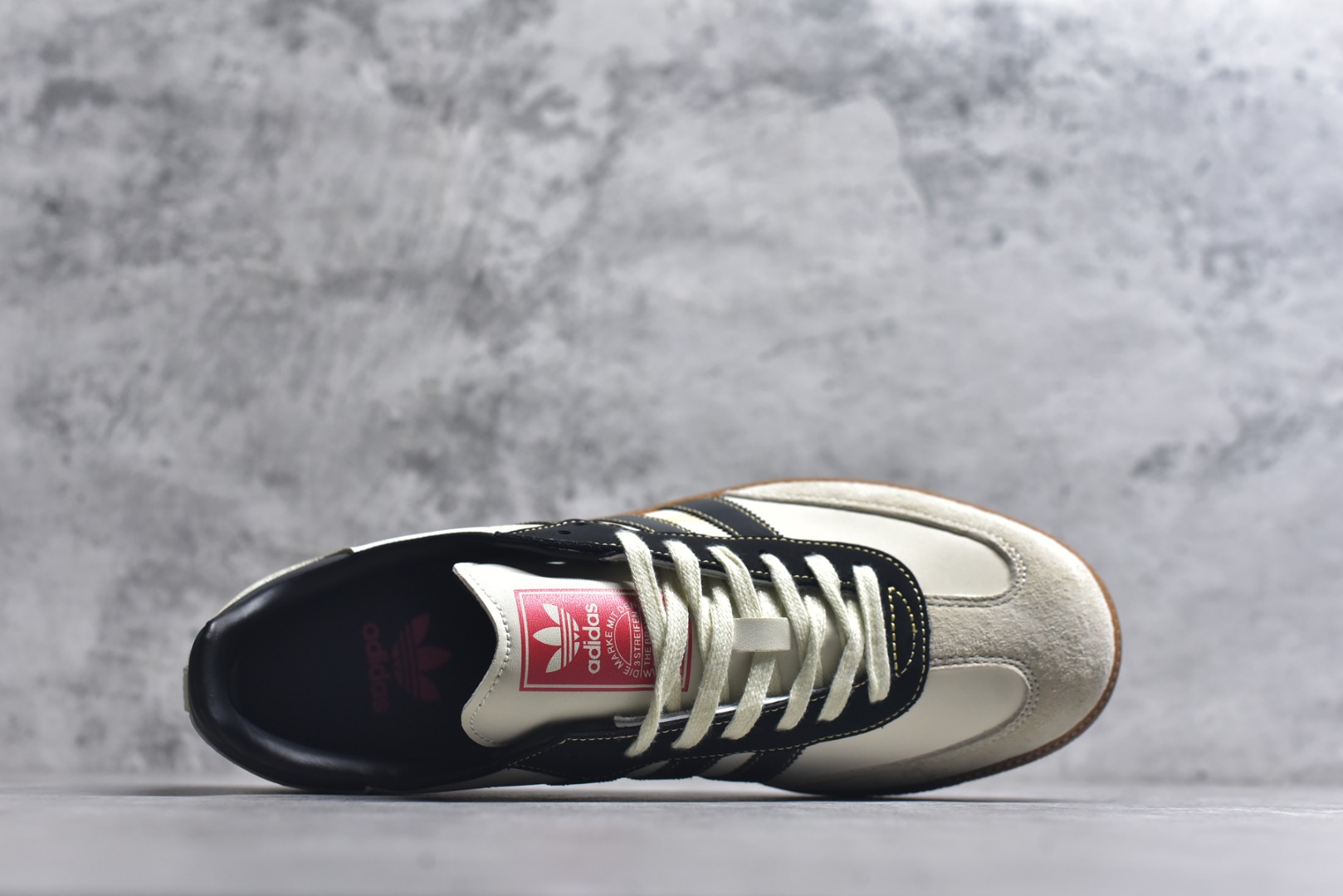 图片[4]-#马年新款海外定制限量发售 Adidas Originals SAMBA OG“马年联名限定-复古黑金”专为 2026 丙午马年打造的限定德训鞋，以复古生胶 + 生肖祥瑞为核心，经典三道杠采用黑金撞色织带，表面印有金色骏马奔腾纹样，线条流畅立体，鞋尾点缀红色骏马剪影刺绣，鞋舌处暗藏红色生肖标识，荔枝皮鞋面柔软亲肤，橡胶防滑大底稳当贴脚 货号：LX0907 尺码：36 36.5 37.5 38 38.5 39 40 40.5 41 42 42.5 43 44 44.5 45-选品中心