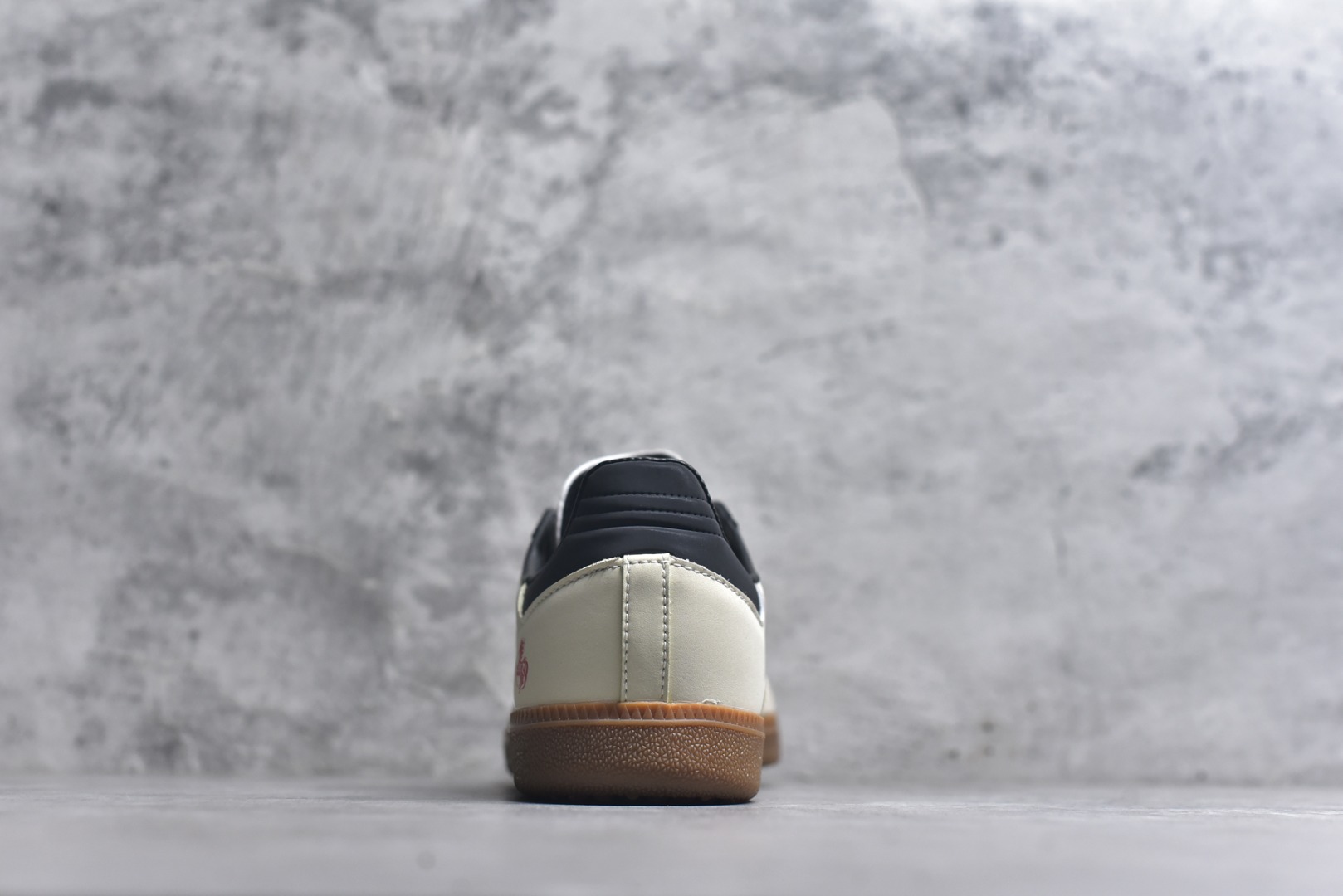 图片[5]-#马年新款海外定制限量发售 Adidas Originals SAMBA OG“马年联名限定-复古黑金”专为 2026 丙午马年打造的限定德训鞋，以复古生胶 + 生肖祥瑞为核心，经典三道杠采用黑金撞色织带，表面印有金色骏马奔腾纹样，线条流畅立体，鞋尾点缀红色骏马剪影刺绣，鞋舌处暗藏红色生肖标识，荔枝皮鞋面柔软亲肤，橡胶防滑大底稳当贴脚 货号：LX0907 尺码：36 36.5 37.5 38 38.5 39 40 40.5 41 42 42.5 43 44 44.5 45-选品中心