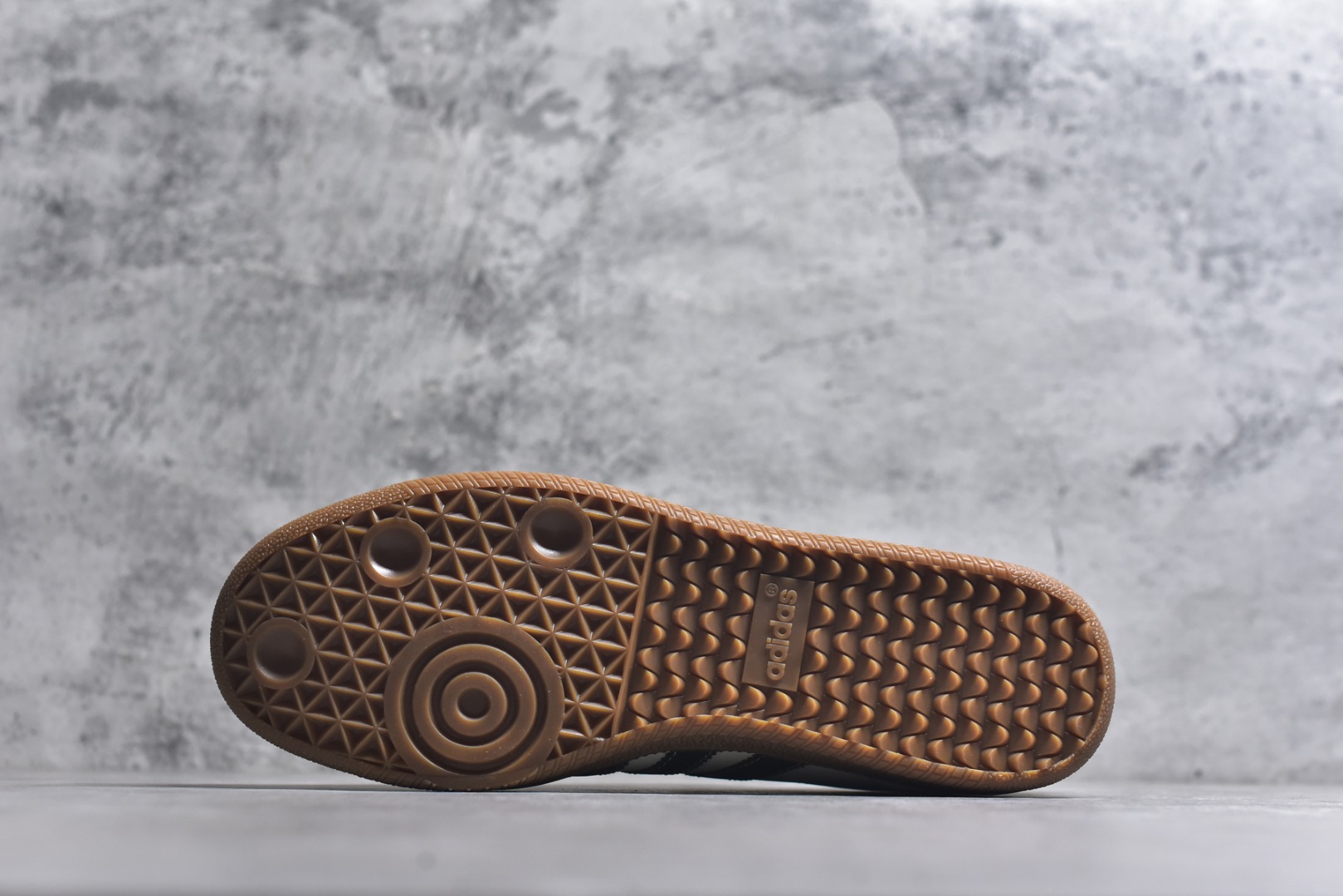 图片[6]-#马年新款海外定制限量发售 Adidas Originals SAMBA OG“马年联名限定-复古黑金”专为 2026 丙午马年打造的限定德训鞋，以复古生胶 + 生肖祥瑞为核心，经典三道杠采用黑金撞色织带，表面印有金色骏马奔腾纹样，线条流畅立体，鞋尾点缀红色骏马剪影刺绣，鞋舌处暗藏红色生肖标识，荔枝皮鞋面柔软亲肤，橡胶防滑大底稳当贴脚 货号：LX0907 尺码：36 36.5 37.5 38 38.5 39 40 40.5 41 42 42.5 43 44 44.5 45-选品中心