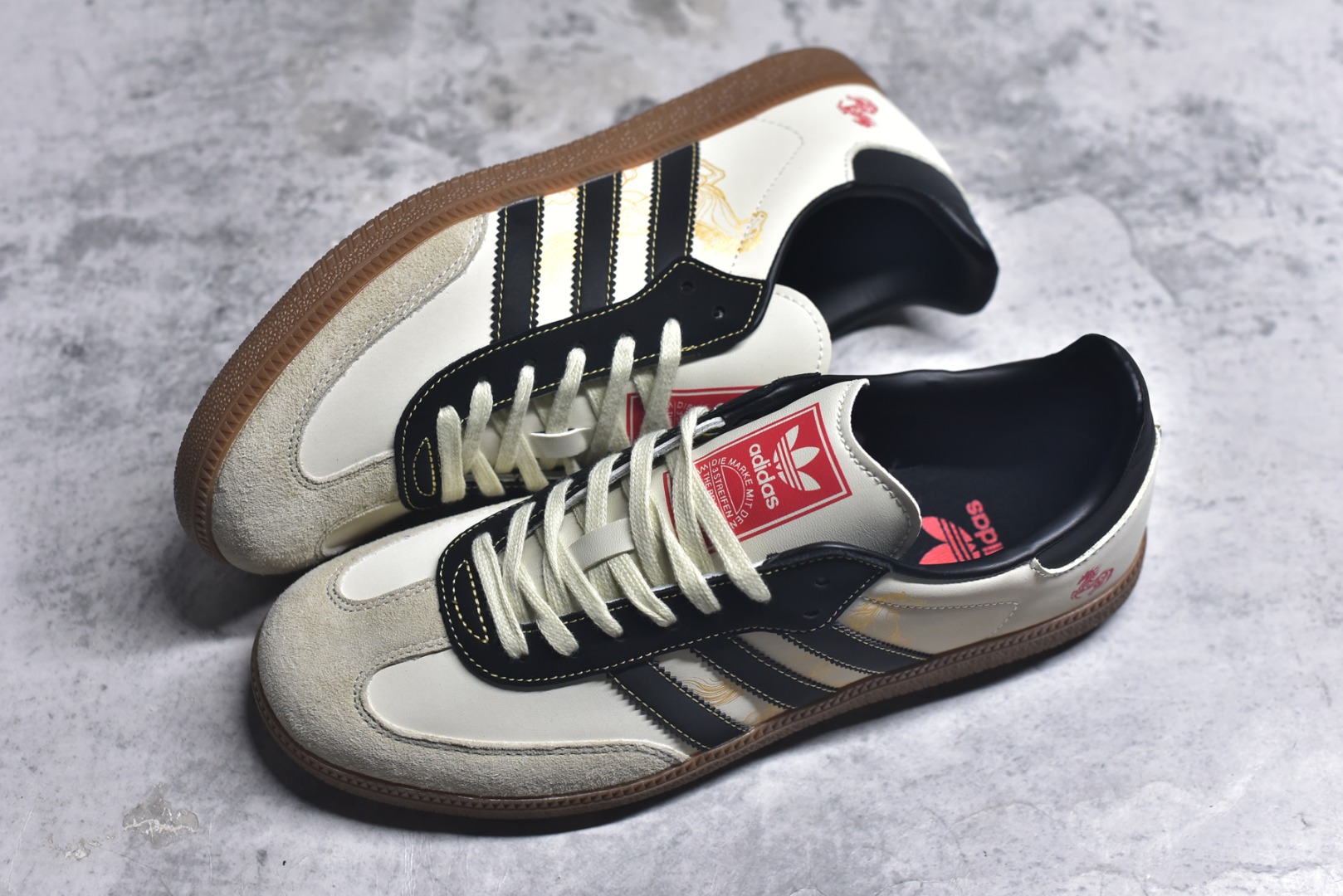 图片[7]-#马年新款海外定制限量发售 Adidas Originals SAMBA OG“马年联名限定-复古黑金”专为 2026 丙午马年打造的限定德训鞋，以复古生胶 + 生肖祥瑞为核心，经典三道杠采用黑金撞色织带，表面印有金色骏马奔腾纹样，线条流畅立体，鞋尾点缀红色骏马剪影刺绣，鞋舌处暗藏红色生肖标识，荔枝皮鞋面柔软亲肤，橡胶防滑大底稳当贴脚 货号：LX0907 尺码：36 36.5 37.5 38 38.5 39 40 40.5 41 42 42.5 43 44 44.5 45-选品中心