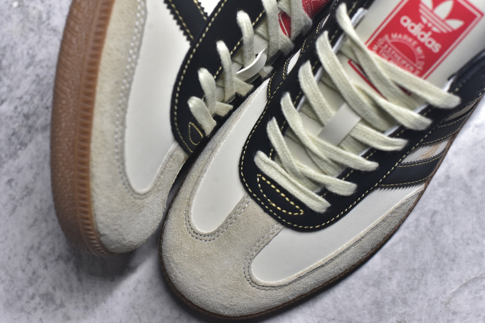 图片[8]-#马年新款海外定制限量发售 Adidas Originals SAMBA OG“马年联名限定-复古黑金”专为 2026 丙午马年打造的限定德训鞋，以复古生胶 + 生肖祥瑞为核心，经典三道杠采用黑金撞色织带，表面印有金色骏马奔腾纹样，线条流畅立体，鞋尾点缀红色骏马剪影刺绣，鞋舌处暗藏红色生肖标识，荔枝皮鞋面柔软亲肤，橡胶防滑大底稳当贴脚 货号：LX0907 尺码：36 36.5 37.5 38 38.5 39 40 40.5 41 42 42.5 43 44 44.5 45-选品中心