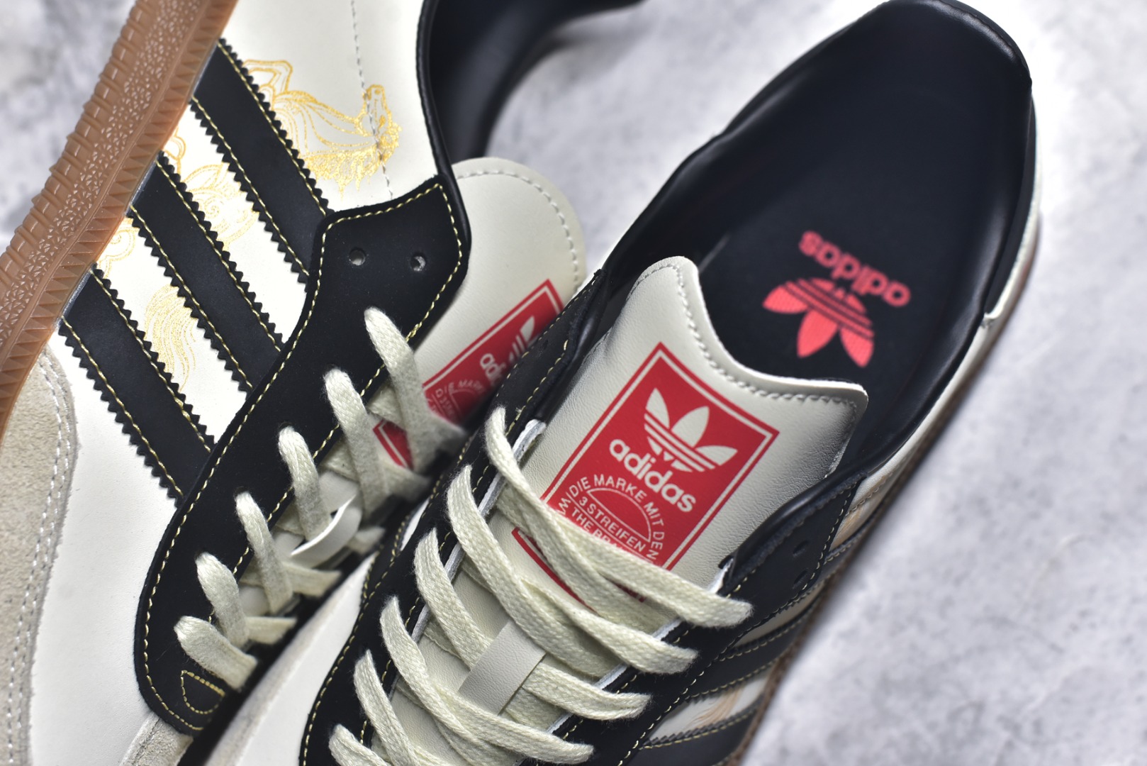 图片[9]-#马年新款海外定制限量发售 Adidas Originals SAMBA OG“马年联名限定-复古黑金”专为 2026 丙午马年打造的限定德训鞋，以复古生胶 + 生肖祥瑞为核心，经典三道杠采用黑金撞色织带，表面印有金色骏马奔腾纹样，线条流畅立体，鞋尾点缀红色骏马剪影刺绣，鞋舌处暗藏红色生肖标识，荔枝皮鞋面柔软亲肤，橡胶防滑大底稳当贴脚 货号：LX0907 尺码：36 36.5 37.5 38 38.5 39 40 40.5 41 42 42.5 43 44 44.5 45-选品中心