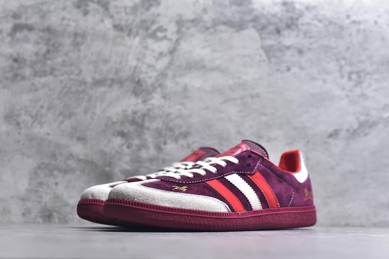 图片[2]-#马年新款海外定制限量发售 Adidas Originals SAMBA OG“马年联名限定-绛红骏马”专为 2026 丙午马年打造的限定德训鞋，以绛红祥瑞为设计灵感，鞋身主体采用质感细腻的绛红色翻毛皮，搭配米白鞋头与红白撞色三道杠，鞋头与鞋尾均点缀金色骏马剪影刺绣，荔枝皮鞋面柔软亲肤，橡胶防滑大底稳当贴脚 货号：LX0911 尺码：36 36.5 37.5 38 38.5 39 40 40.5 41 42 42.5 43 44 44.5 45-选品中心