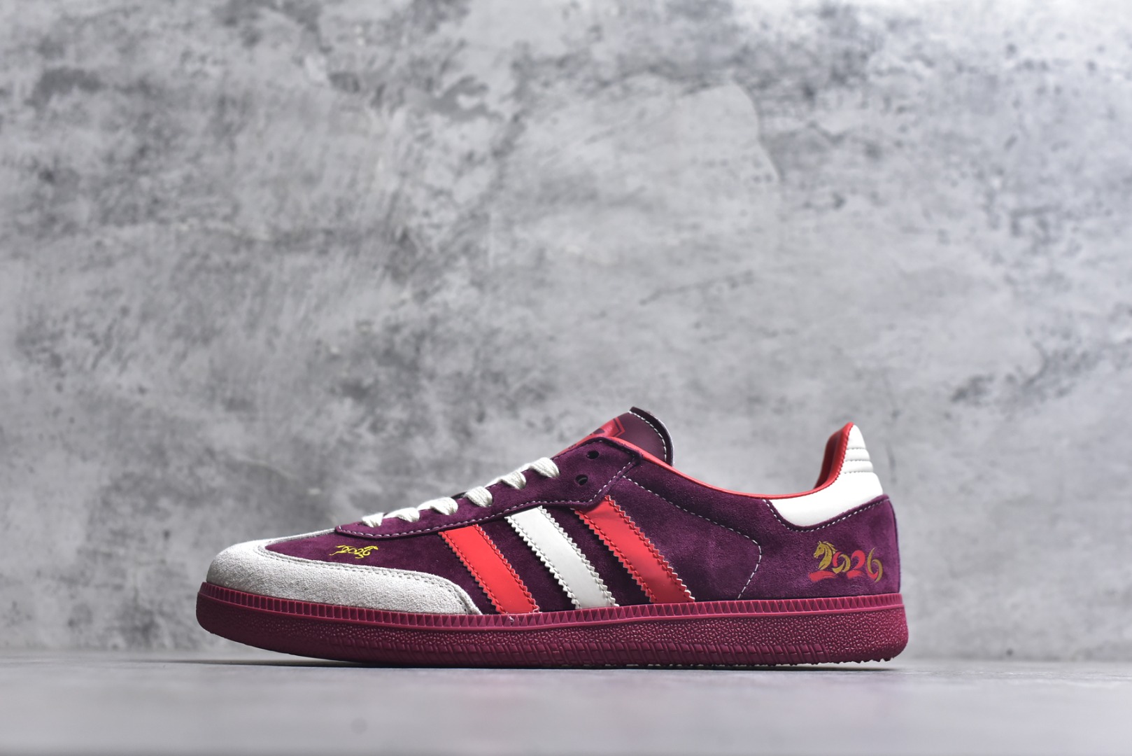 #马年新款海外定制限量发售 Adidas Originals SAMBA OG“马年联名限定-绛红骏马”专为 2026 丙午马年打造的限定德训鞋，以绛红祥瑞为设计灵感，鞋身主体采用质感细腻的绛红色翻毛皮，搭配米白鞋头与红白撞色三道杠，鞋头与鞋尾均点缀金色骏马剪影刺绣，荔枝皮鞋面柔软亲肤，橡胶防滑大底稳当贴脚 货号：LX0911 尺码：36 36.5 37.5 38 38.5 39 40 40.5 41 42 42.5 43 44 44.5 45-选品中心