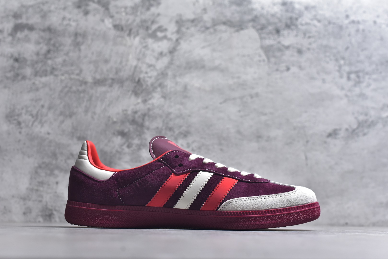 图片[3]-#马年新款海外定制限量发售 Adidas Originals SAMBA OG“马年联名限定-绛红骏马”专为 2026 丙午马年打造的限定德训鞋，以绛红祥瑞为设计灵感，鞋身主体采用质感细腻的绛红色翻毛皮，搭配米白鞋头与红白撞色三道杠，鞋头与鞋尾均点缀金色骏马剪影刺绣，荔枝皮鞋面柔软亲肤，橡胶防滑大底稳当贴脚 货号：LX0911 尺码：36 36.5 37.5 38 38.5 39 40 40.5 41 42 42.5 43 44 44.5 45-选品中心