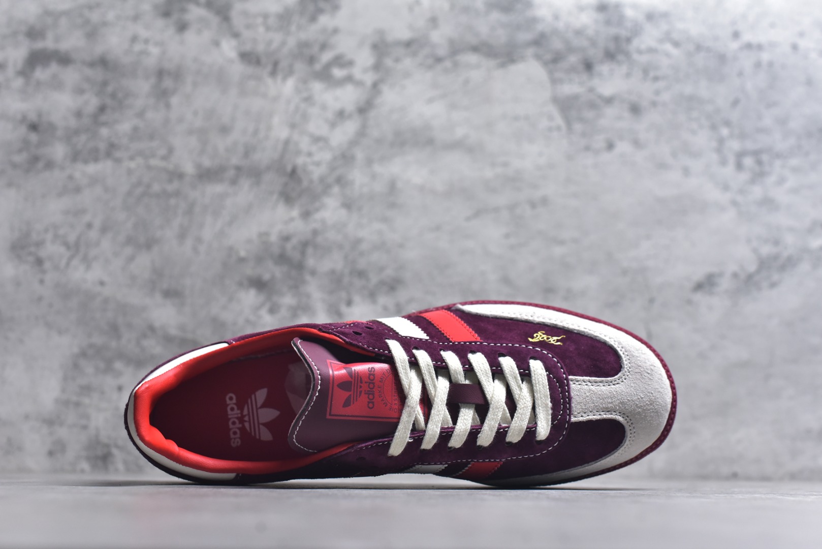 图片[4]-#马年新款海外定制限量发售 Adidas Originals SAMBA OG“马年联名限定-绛红骏马”专为 2026 丙午马年打造的限定德训鞋，以绛红祥瑞为设计灵感，鞋身主体采用质感细腻的绛红色翻毛皮，搭配米白鞋头与红白撞色三道杠，鞋头与鞋尾均点缀金色骏马剪影刺绣，荔枝皮鞋面柔软亲肤，橡胶防滑大底稳当贴脚 货号：LX0911 尺码：36 36.5 37.5 38 38.5 39 40 40.5 41 42 42.5 43 44 44.5 45-选品中心