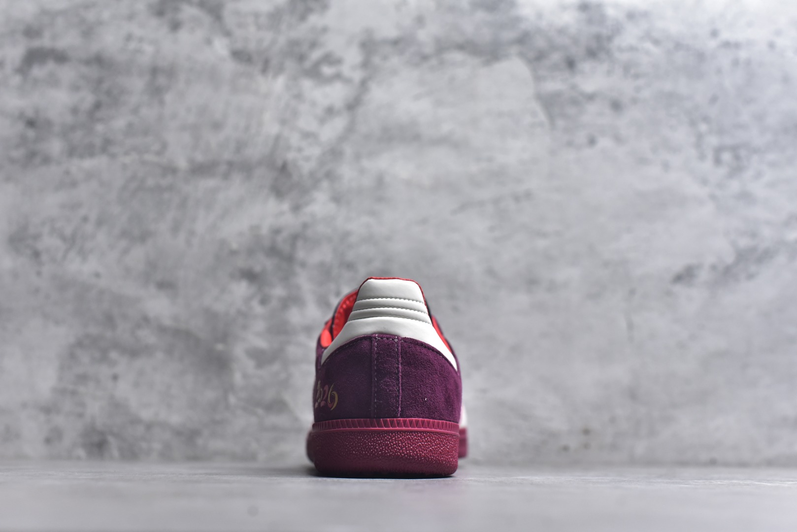 图片[5]-#马年新款海外定制限量发售 Adidas Originals SAMBA OG“马年联名限定-绛红骏马”专为 2026 丙午马年打造的限定德训鞋，以绛红祥瑞为设计灵感，鞋身主体采用质感细腻的绛红色翻毛皮，搭配米白鞋头与红白撞色三道杠，鞋头与鞋尾均点缀金色骏马剪影刺绣，荔枝皮鞋面柔软亲肤，橡胶防滑大底稳当贴脚 货号：LX0911 尺码：36 36.5 37.5 38 38.5 39 40 40.5 41 42 42.5 43 44 44.5 45-选品中心