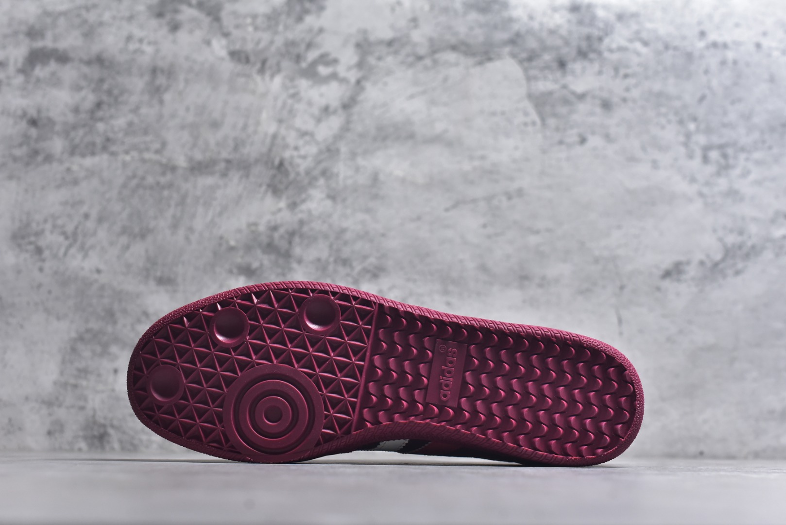 图片[6]-#马年新款海外定制限量发售 Adidas Originals SAMBA OG“马年联名限定-绛红骏马”专为 2026 丙午马年打造的限定德训鞋，以绛红祥瑞为设计灵感，鞋身主体采用质感细腻的绛红色翻毛皮，搭配米白鞋头与红白撞色三道杠，鞋头与鞋尾均点缀金色骏马剪影刺绣，荔枝皮鞋面柔软亲肤，橡胶防滑大底稳当贴脚 货号：LX0911 尺码：36 36.5 37.5 38 38.5 39 40 40.5 41 42 42.5 43 44 44.5 45-选品中心