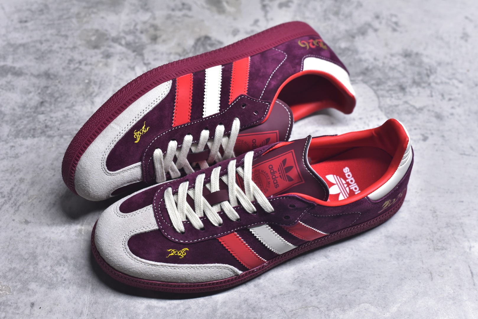 图片[7]-#马年新款海外定制限量发售 Adidas Originals SAMBA OG“马年联名限定-绛红骏马”专为 2026 丙午马年打造的限定德训鞋，以绛红祥瑞为设计灵感，鞋身主体采用质感细腻的绛红色翻毛皮，搭配米白鞋头与红白撞色三道杠，鞋头与鞋尾均点缀金色骏马剪影刺绣，荔枝皮鞋面柔软亲肤，橡胶防滑大底稳当贴脚 货号：LX0911 尺码：36 36.5 37.5 38 38.5 39 40 40.5 41 42 42.5 43 44 44.5 45-选品中心