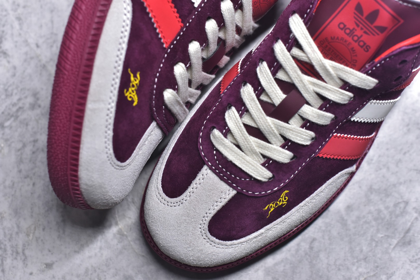 图片[8]-#马年新款海外定制限量发售 Adidas Originals SAMBA OG“马年联名限定-绛红骏马”专为 2026 丙午马年打造的限定德训鞋，以绛红祥瑞为设计灵感，鞋身主体采用质感细腻的绛红色翻毛皮，搭配米白鞋头与红白撞色三道杠，鞋头与鞋尾均点缀金色骏马剪影刺绣，荔枝皮鞋面柔软亲肤，橡胶防滑大底稳当贴脚 货号：LX0911 尺码：36 36.5 37.5 38 38.5 39 40 40.5 41 42 42.5 43 44 44.5 45-选品中心
