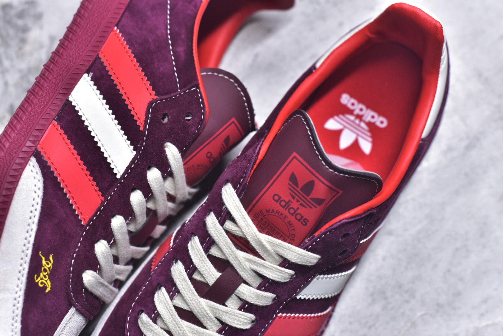 图片[9]-#马年新款海外定制限量发售 Adidas Originals SAMBA OG“马年联名限定-绛红骏马”专为 2026 丙午马年打造的限定德训鞋，以绛红祥瑞为设计灵感，鞋身主体采用质感细腻的绛红色翻毛皮，搭配米白鞋头与红白撞色三道杠，鞋头与鞋尾均点缀金色骏马剪影刺绣，荔枝皮鞋面柔软亲肤，橡胶防滑大底稳当贴脚 货号：LX0911 尺码：36 36.5 37.5 38 38.5 39 40 40.5 41 42 42.5 43 44 44.5 45-选品中心