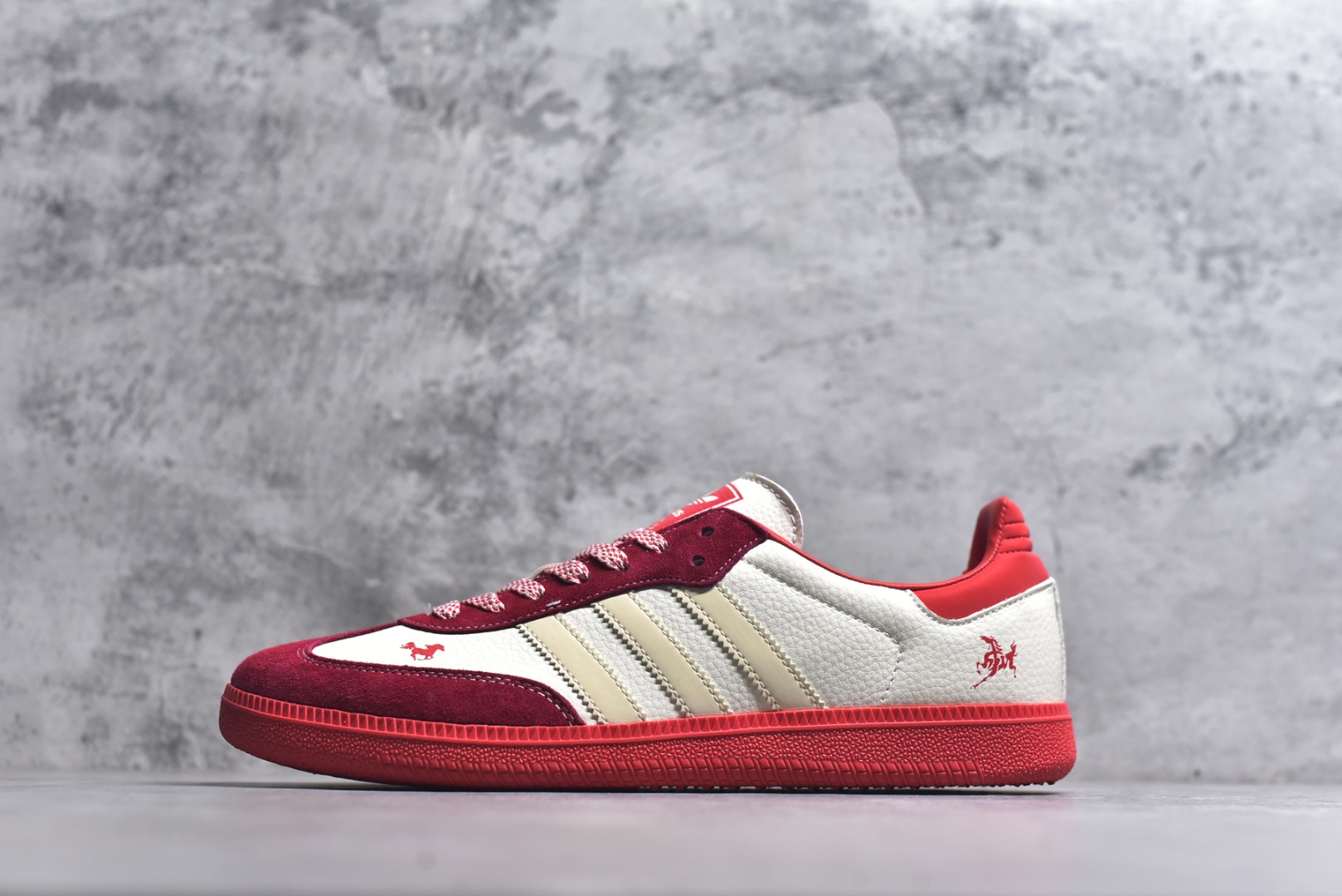 #马年新款海外定制限量发售 Adidas Originals SAMBA OG“马年联名限定-白红麂皮”专为 2026 丙午马年打造的限定德训鞋，以红运当头为设计核心，鞋头、鞋尾、鞋带孔及外底采用高饱和度正红翻毛皮，鞋身主体为米白帆布，经典三道杠以米白织带呼应，鞋头与鞋身侧面均点缀精致红色骏马剪影刺绣，荔枝皮鞋面柔软亲肤，橡胶防滑大底稳当贴脚 货号：LX0912 尺码：36 36.5 37.5 38 38.5 39 40 40.5 41 42 42.5 43 44 44.5 45-选品中心