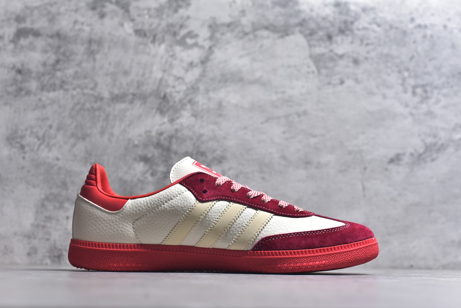图片[3]-#马年新款海外定制限量发售 Adidas Originals SAMBA OG“马年联名限定-白红麂皮”专为 2026 丙午马年打造的限定德训鞋，以红运当头为设计核心，鞋头、鞋尾、鞋带孔及外底采用高饱和度正红翻毛皮，鞋身主体为米白帆布，经典三道杠以米白织带呼应，鞋头与鞋身侧面均点缀精致红色骏马剪影刺绣，荔枝皮鞋面柔软亲肤，橡胶防滑大底稳当贴脚 货号：LX0912 尺码：36 36.5 37.5 38 38.5 39 40 40.5 41 42 42.5 43 44 44.5 45-选品中心