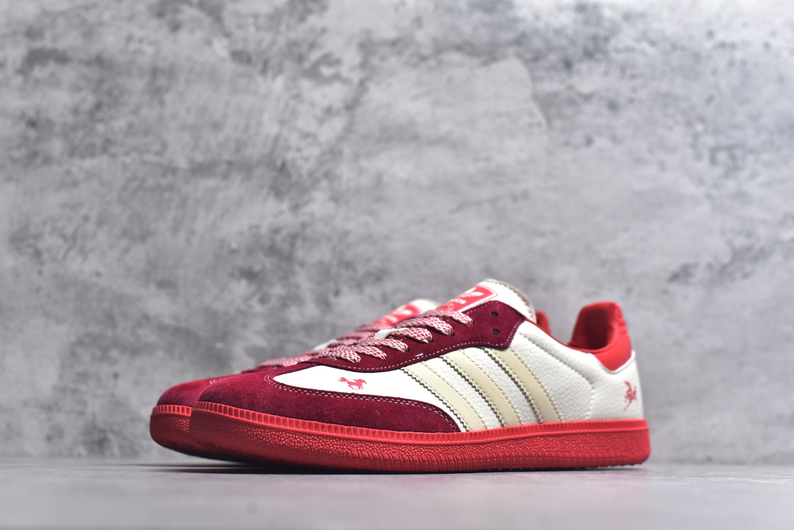 图片[2]-#马年新款海外定制限量发售 Adidas Originals SAMBA OG“马年联名限定-白红麂皮”专为 2026 丙午马年打造的限定德训鞋，以红运当头为设计核心，鞋头、鞋尾、鞋带孔及外底采用高饱和度正红翻毛皮，鞋身主体为米白帆布，经典三道杠以米白织带呼应，鞋头与鞋身侧面均点缀精致红色骏马剪影刺绣，荔枝皮鞋面柔软亲肤，橡胶防滑大底稳当贴脚 货号：LX0912 尺码：36 36.5 37.5 38 38.5 39 40 40.5 41 42 42.5 43 44 44.5 45-选品中心