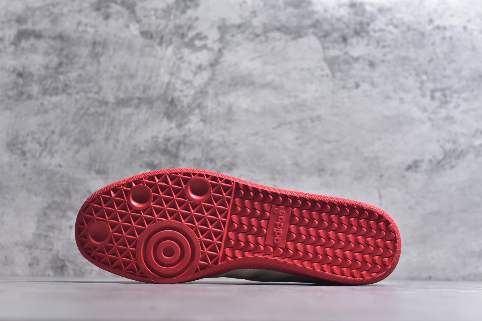 图片[6]-#马年新款海外定制限量发售 Adidas Originals SAMBA OG“马年联名限定-白红麂皮”专为 2026 丙午马年打造的限定德训鞋，以红运当头为设计核心，鞋头、鞋尾、鞋带孔及外底采用高饱和度正红翻毛皮，鞋身主体为米白帆布，经典三道杠以米白织带呼应，鞋头与鞋身侧面均点缀精致红色骏马剪影刺绣，荔枝皮鞋面柔软亲肤，橡胶防滑大底稳当贴脚 货号：LX0912 尺码：36 36.5 37.5 38 38.5 39 40 40.5 41 42 42.5 43 44 44.5 45-选品中心