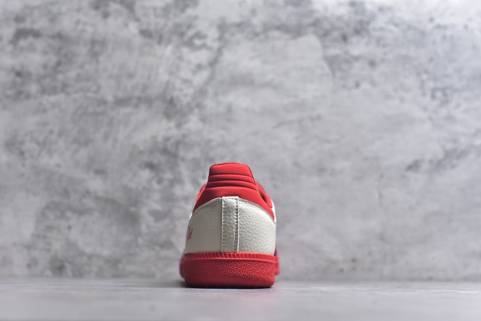 图片[5]-#马年新款海外定制限量发售 Adidas Originals SAMBA OG“马年联名限定-白红麂皮”专为 2026 丙午马年打造的限定德训鞋，以红运当头为设计核心，鞋头、鞋尾、鞋带孔及外底采用高饱和度正红翻毛皮，鞋身主体为米白帆布，经典三道杠以米白织带呼应，鞋头与鞋身侧面均点缀精致红色骏马剪影刺绣，荔枝皮鞋面柔软亲肤，橡胶防滑大底稳当贴脚 货号：LX0912 尺码：36 36.5 37.5 38 38.5 39 40 40.5 41 42 42.5 43 44 44.5 45-选品中心