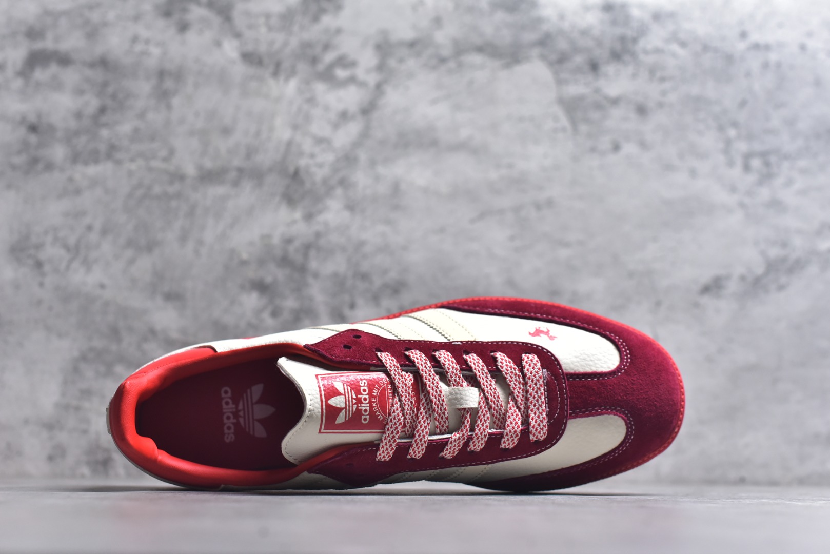 图片[4]-#马年新款海外定制限量发售 Adidas Originals SAMBA OG“马年联名限定-白红麂皮”专为 2026 丙午马年打造的限定德训鞋，以红运当头为设计核心，鞋头、鞋尾、鞋带孔及外底采用高饱和度正红翻毛皮，鞋身主体为米白帆布，经典三道杠以米白织带呼应，鞋头与鞋身侧面均点缀精致红色骏马剪影刺绣，荔枝皮鞋面柔软亲肤，橡胶防滑大底稳当贴脚 货号：LX0912 尺码：36 36.5 37.5 38 38.5 39 40 40.5 41 42 42.5 43 44 44.5 45-选品中心